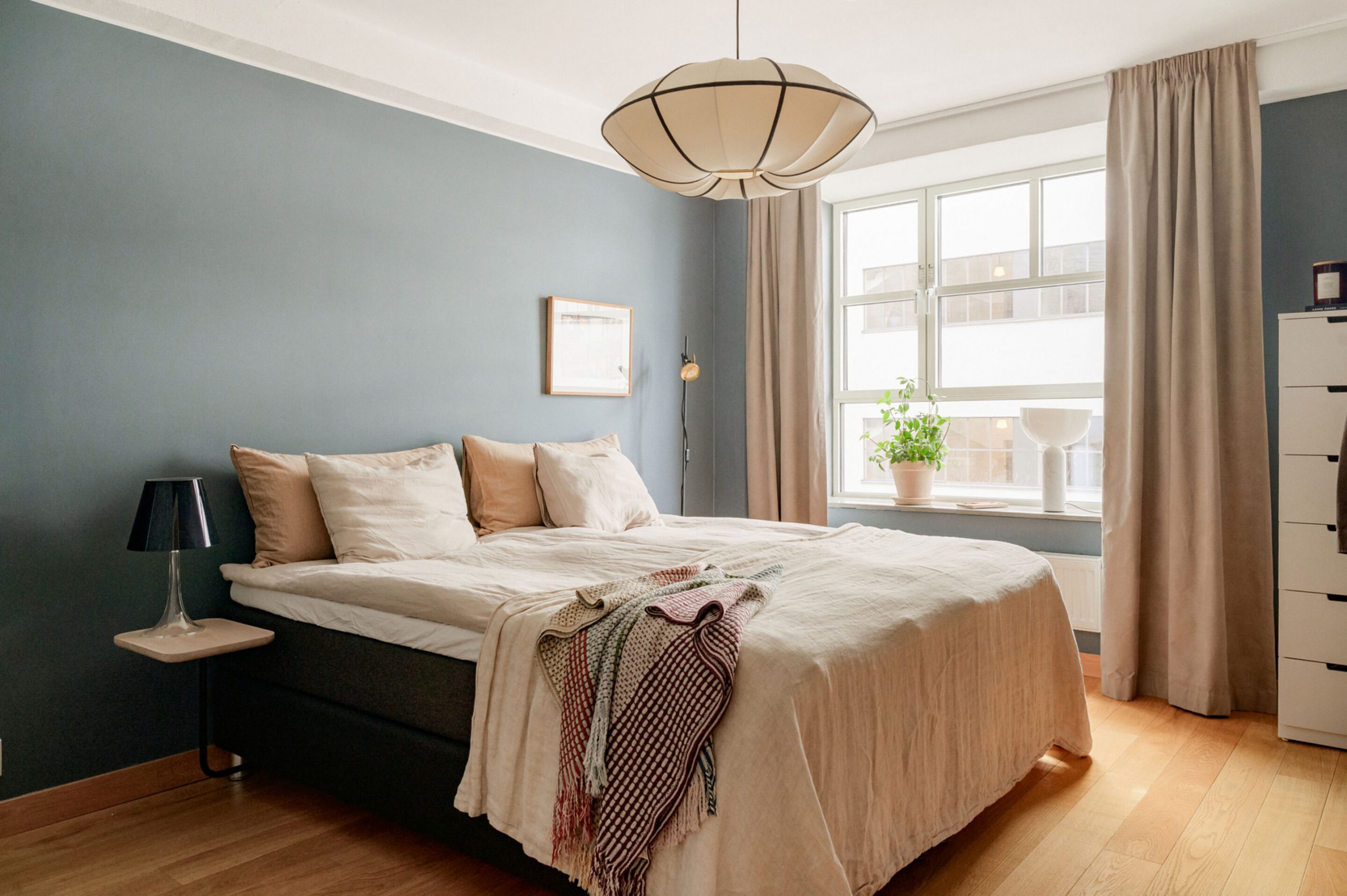 chambre décoration colorée et scandinave mur bleu appartement rénové chambre décoration colorée et scandinave mur bleu appartement rénové