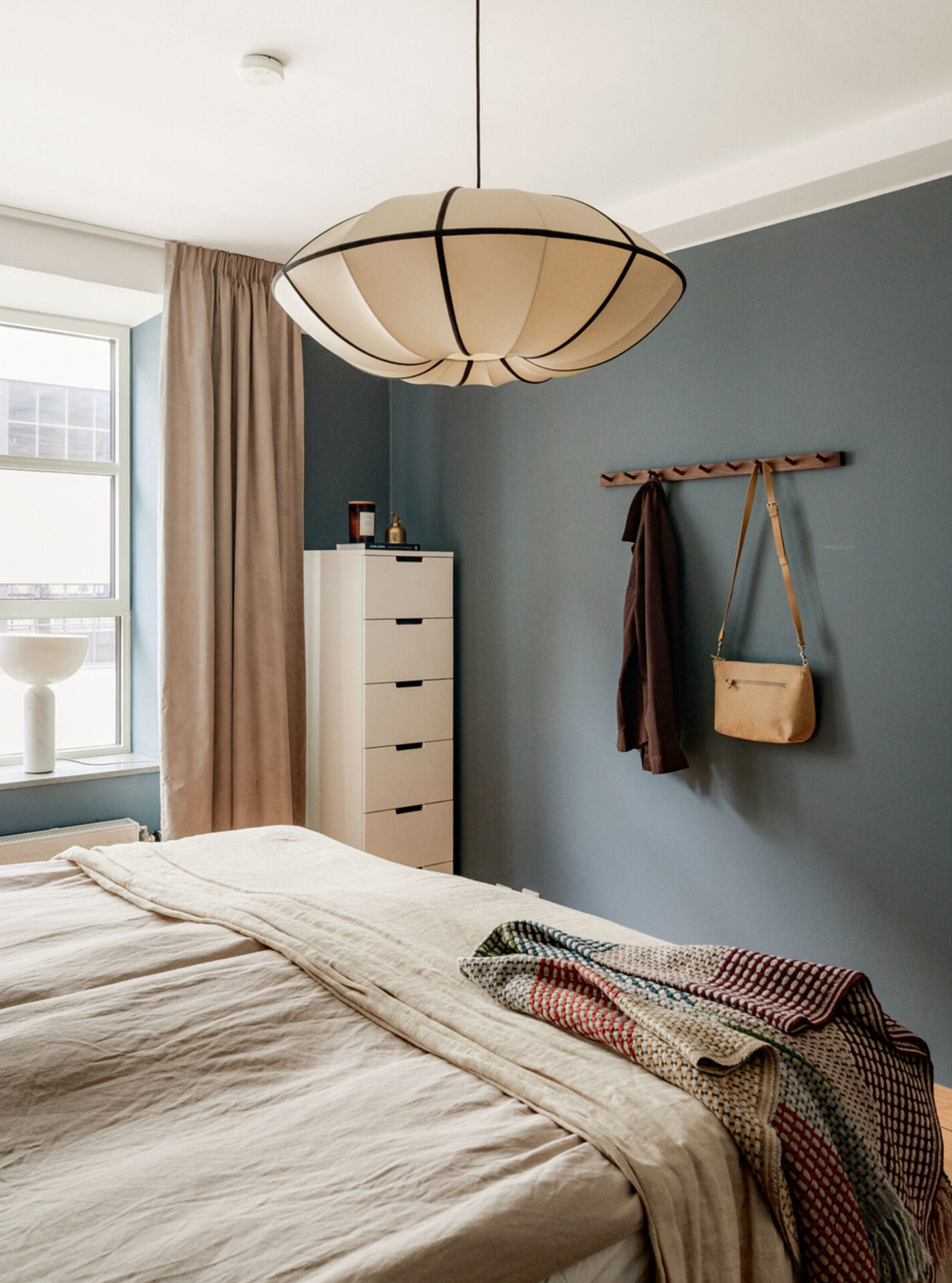 chambre décoration colorée et scandinave mur bleu appartement rénové chambre décoration colorée et scandinave mur bleu appartement rénové