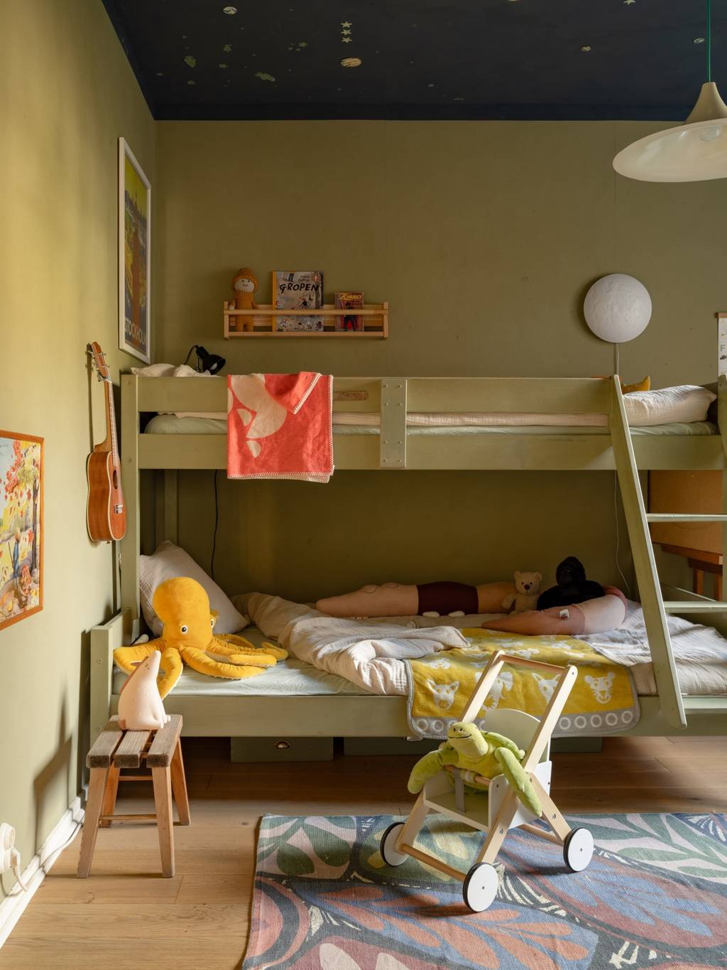 chambre enfant lits superposés murs verts plafond étoilé décoration vintage et scandinave chambre enfant lits superposés murs verts plafond étoilé décoration vintage et scandinave