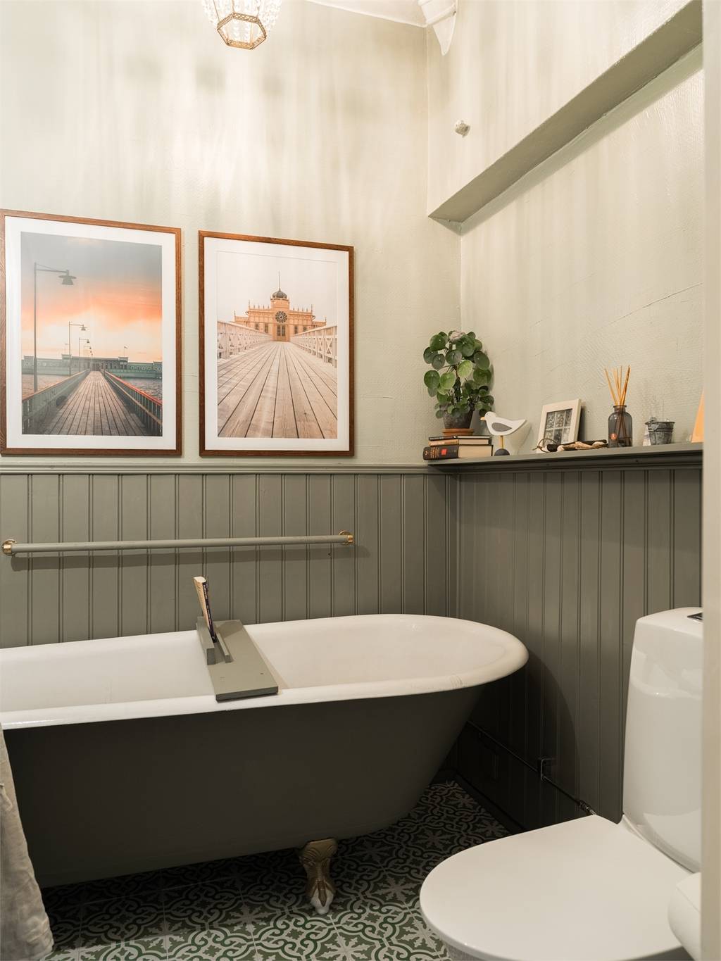 salle de bain décoration scandinave vintage et classique chic lambris kaki salle de bain décoration scandinave vintage et classique chic lambris kaki