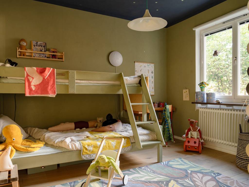 chambre enfant lits superposés murs verts plafond étoilé décoration vintage et scandinave chambre enfant lits superposés murs verts plafond étoilé décoration vintage et scandinave