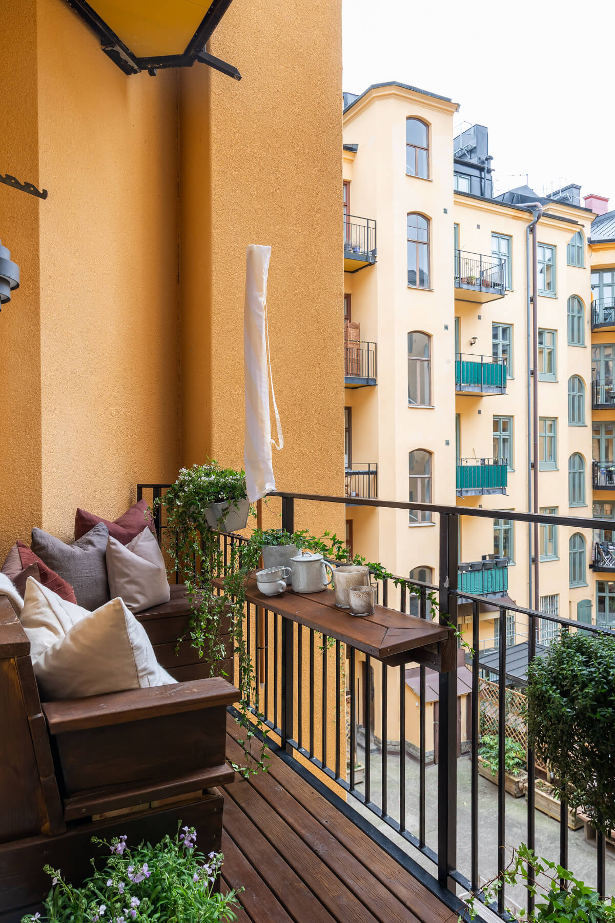 balcon immeuble jaune Stockholm balcon immeuble jaune Stockholm