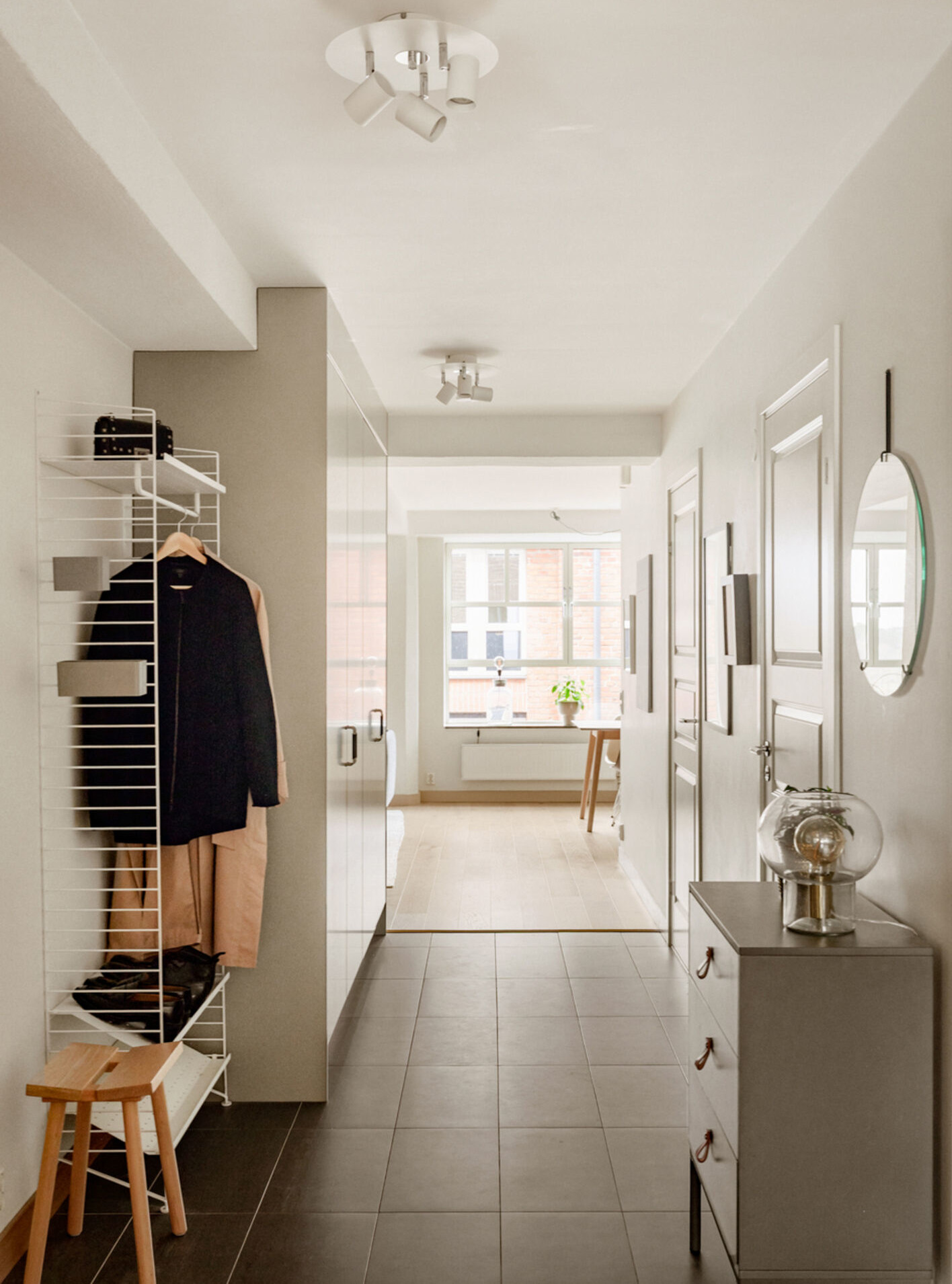 entrée avec vestiaire String décoration scandinave appartement rénové entrée avec vestiaire String décoration scandinave appartement rénové