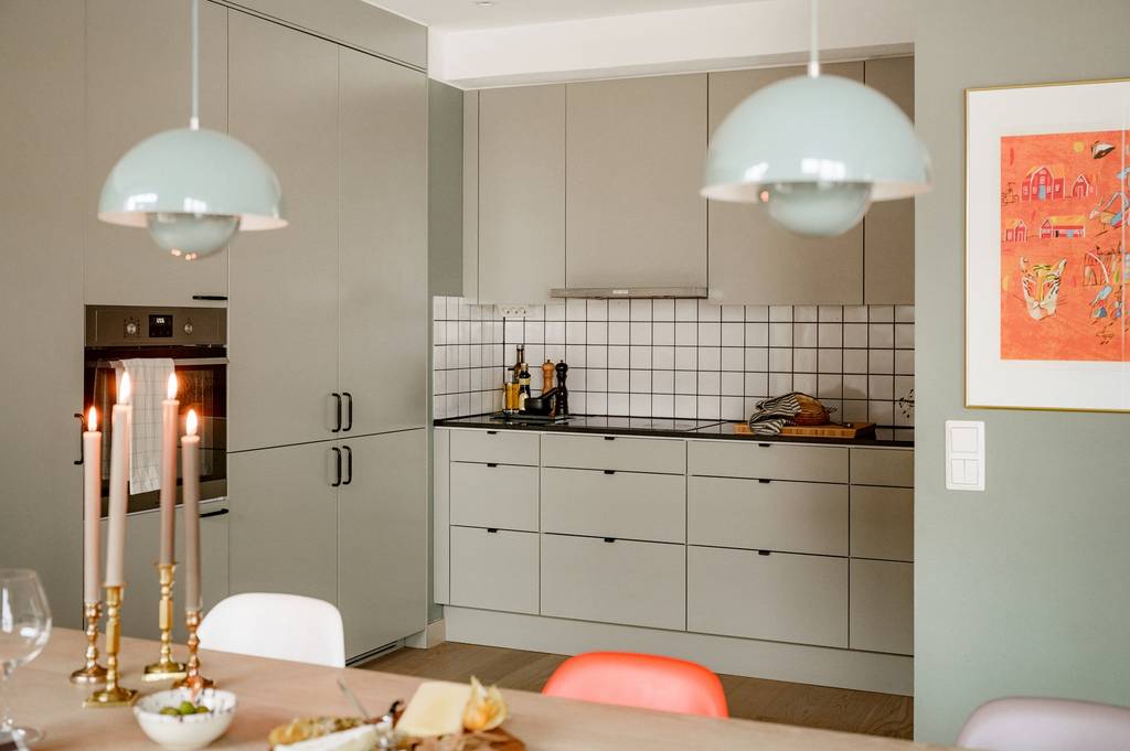 cuisine et salle à manger décoration colorée et scandinave mur vert appartement rénové cuisine et salle à manger décoration colorée et scandinave mur vert appartement rénové
