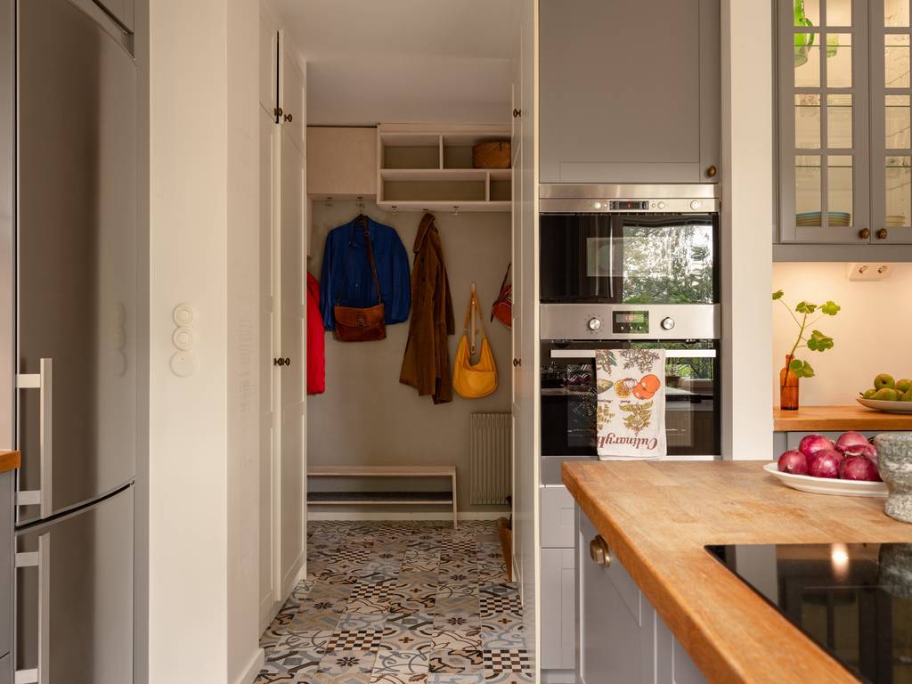 cuisine grise ouverte sol carreaux de ciment colorés décoration vintage et scandinave cuisine grise ouverte sol carreaux de ciment colorés décoration vintage et scandinave