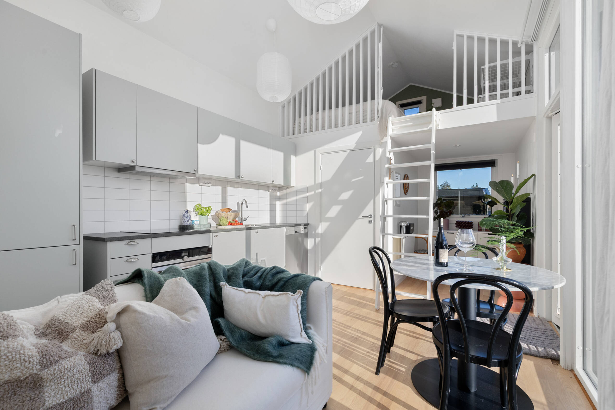 cuisine ouverte et salon avec mezzanine mini maison moderne en bois 22m2