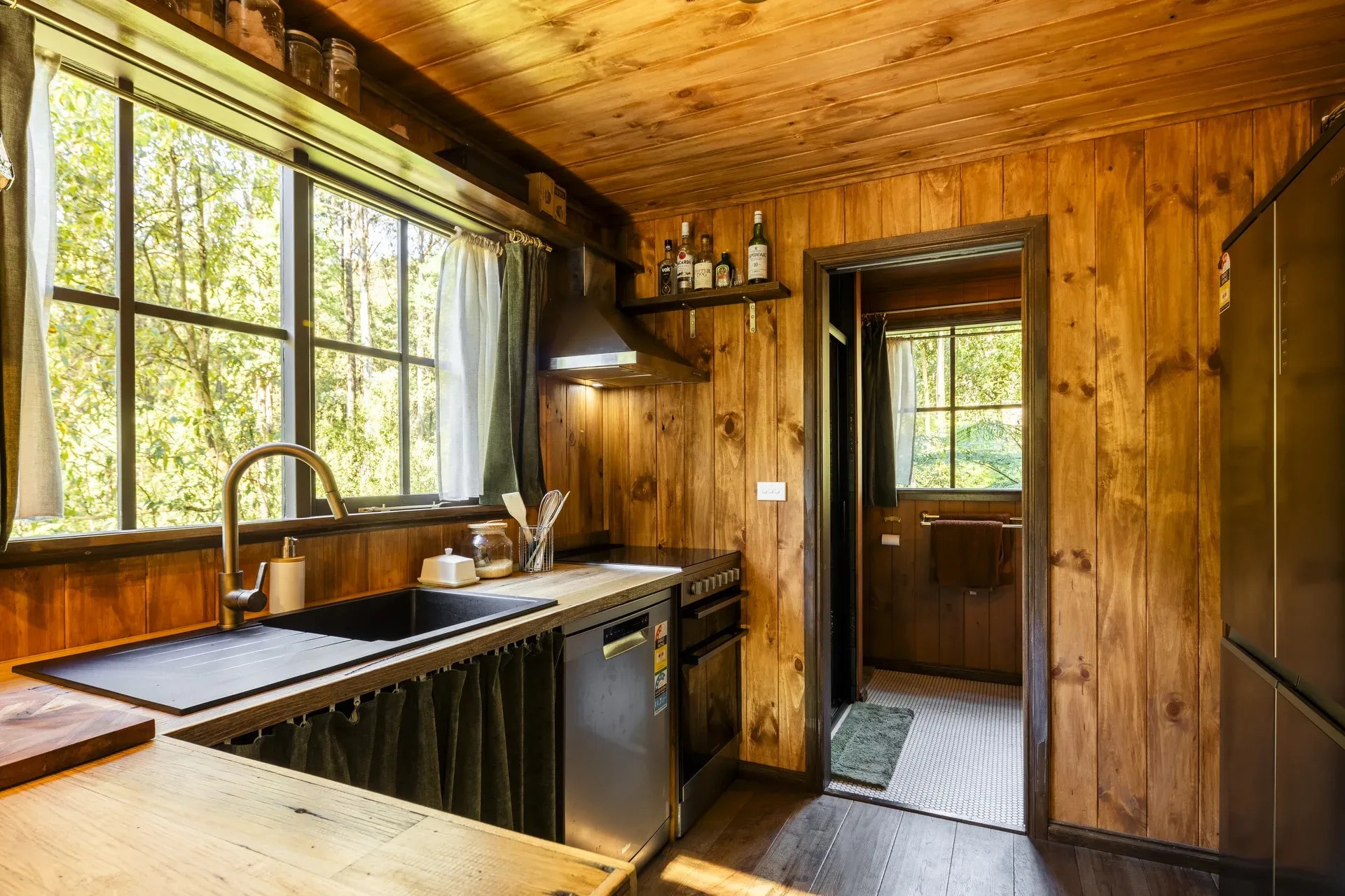 cuisine avec baie vitrée décoration vintage petite maison en bois massif 27m2 cuisine avec baie vitrée décoration vintage petite maison en bois massif 27m2