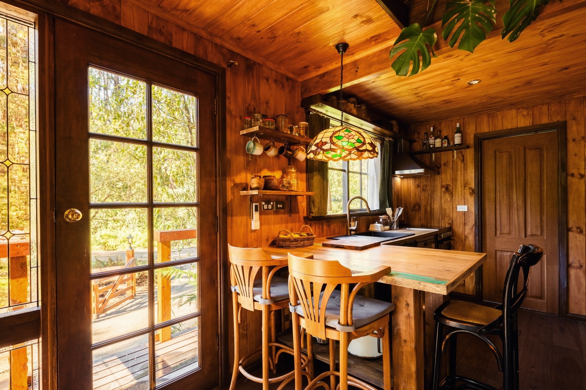 cuisine avec baie vitrée et suspension Tiffany décoration vintage petite maison en bois massif 27m2 cuisine avec baie vitrée et suspension Tiffany décoration vintage petite maison en bois massif 27m2