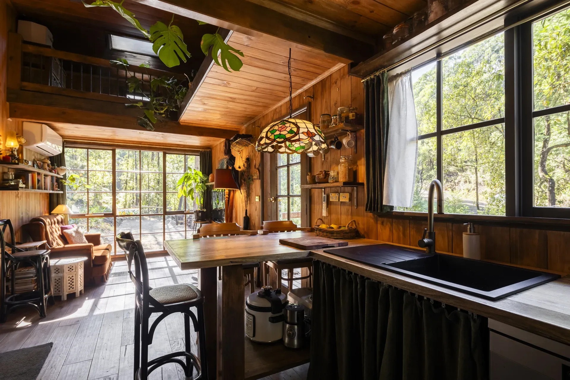 cuisine et salon avec baie vitrée décoration vintage petite maison en bois massif 27m2 cuisine et salon avec baie vitrée décoration vintage petite maison en bois massif 27m2