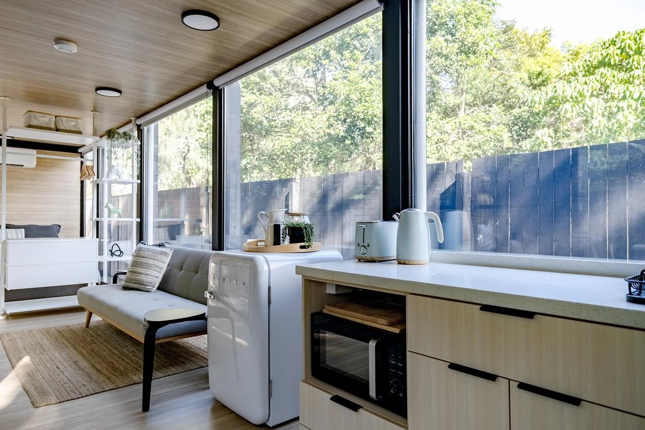 salon et cuisine tiny house vitrée 24m2 Elsewhere