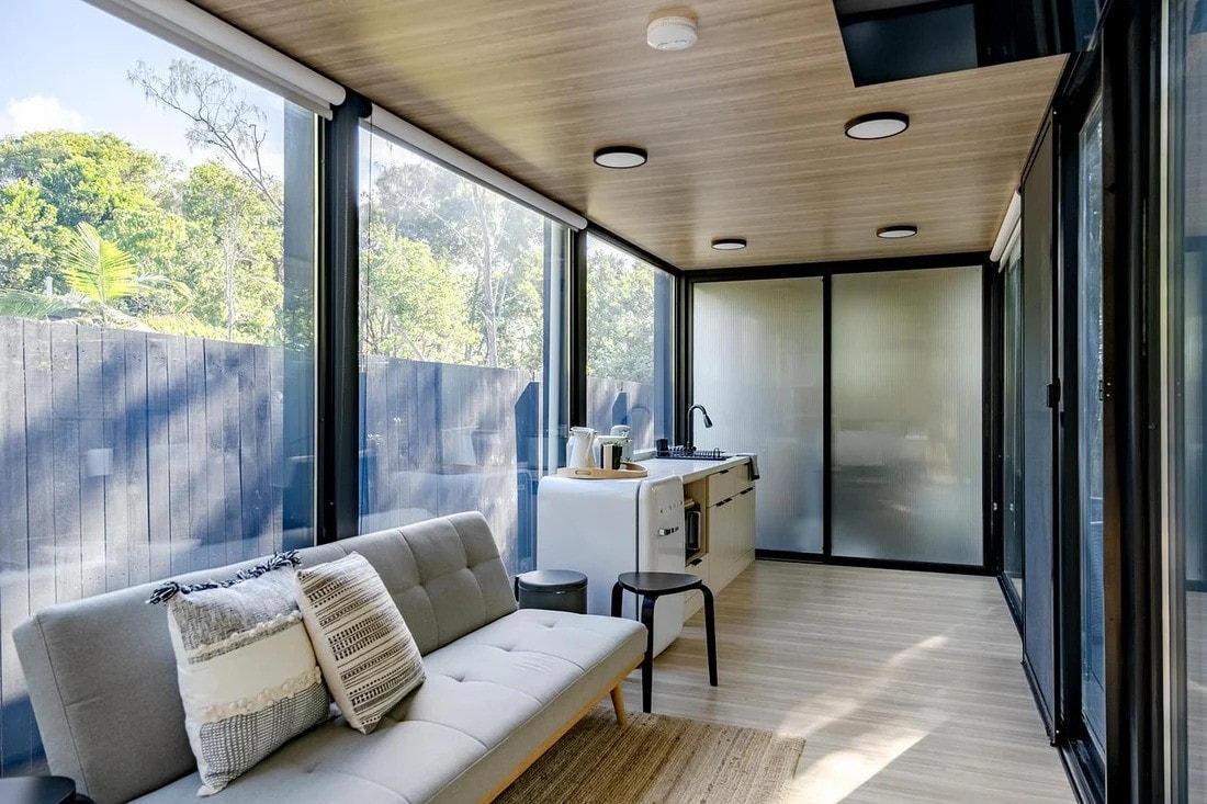 salon et cuisine tiny house vitrée 24m2 Elsewhere