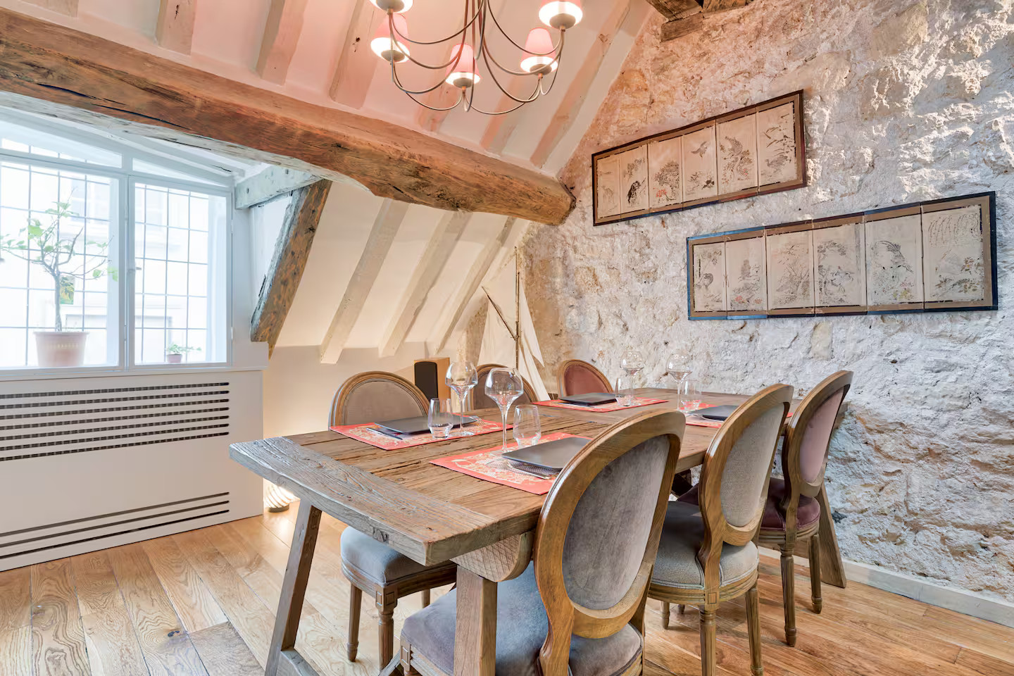 salle à manger avec poutres appartement Paris sur l salle à manger avec poutres appartement Paris sur l'île Saint Louis en triplex décoration contemporaine classique chic
