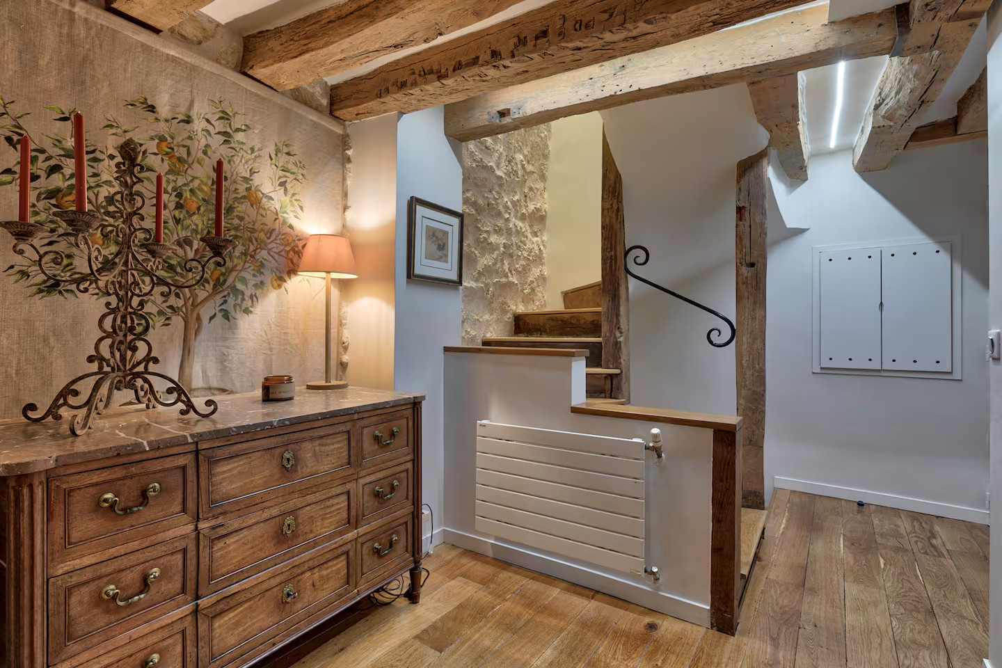 entrée avec poutres appartement Paris sur l entrée avec poutres appartement Paris sur l'île Saint Louis en triplex décoration contemporaine classique chic