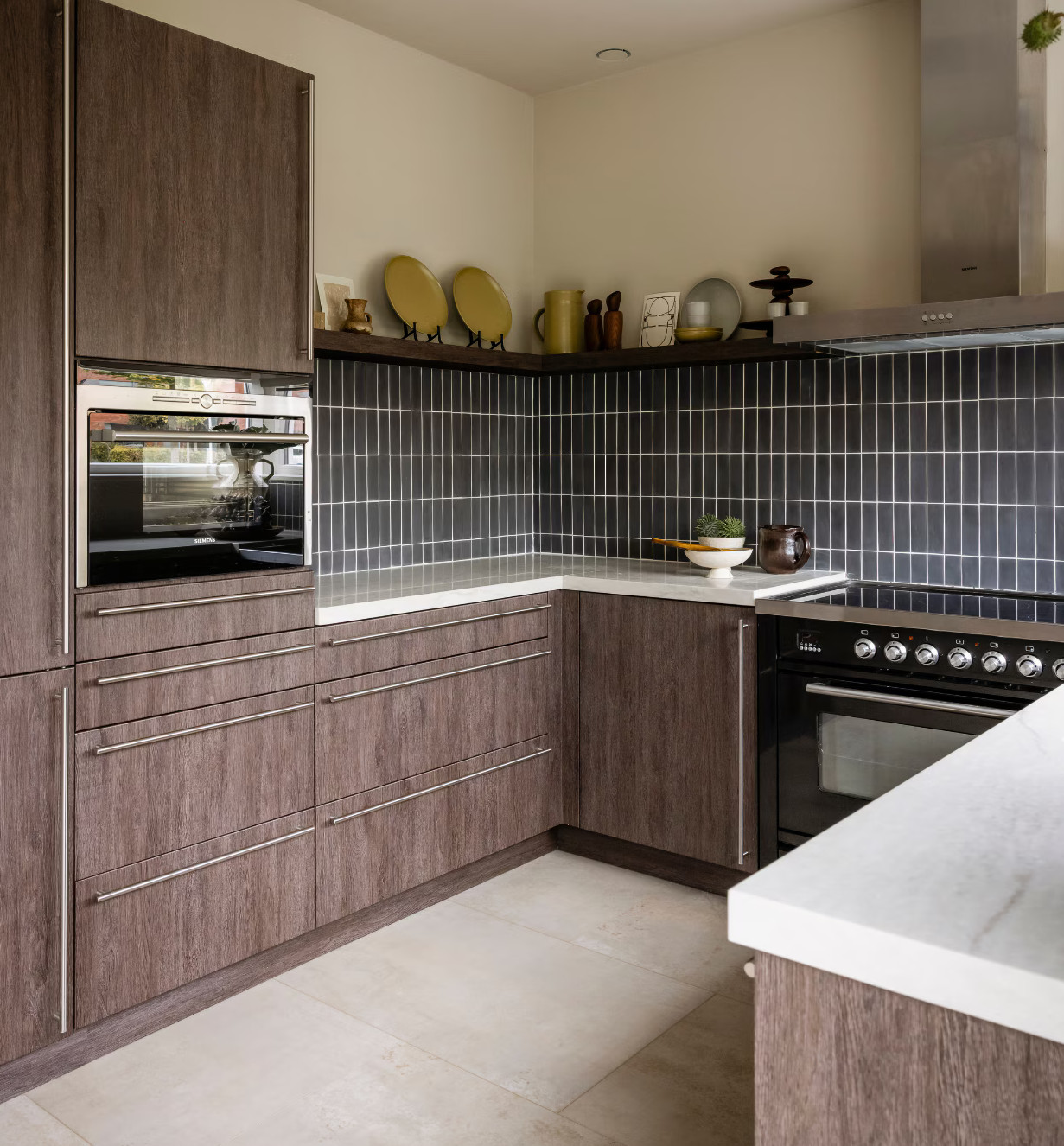 cuisine bois et carrelage noir décoration contemporaine
