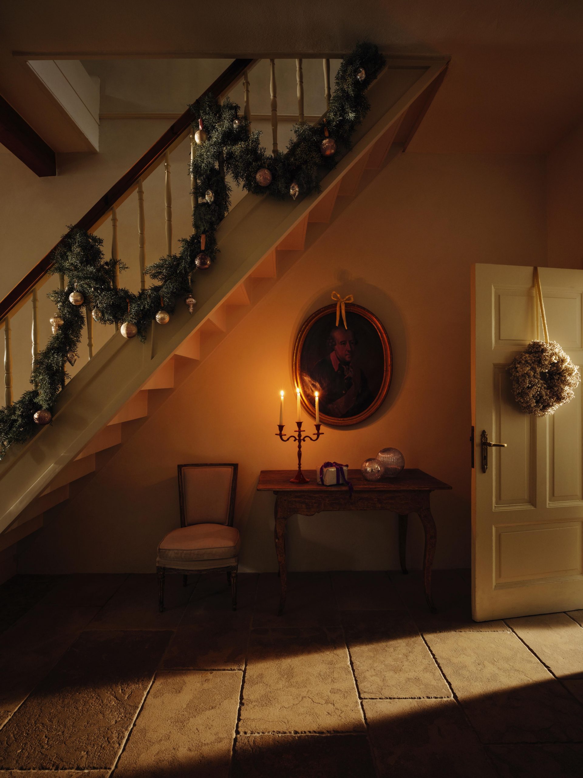entrée avec branches de sapin sur l entrée avec branches de sapin sur l'escalier Noël Zara Home
