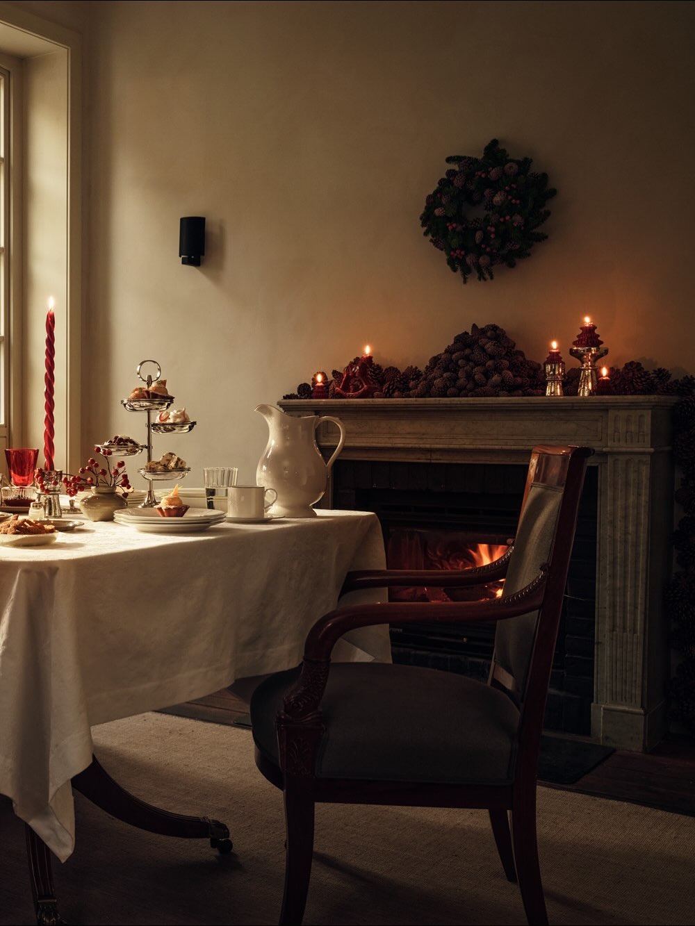 salle à manger avec cheminée et table de fête Noël Zara Home salle à manger avec cheminée et table de fête Noël Zara Home