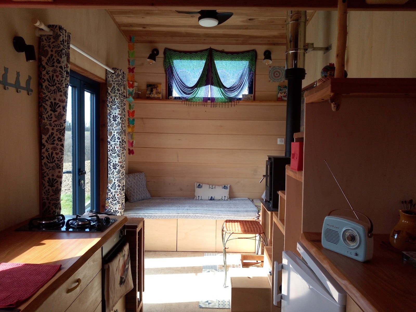 cuisine et salon tiny house française 15m2 Birdy par Atelier Bois d cuisine et salon tiny house française 15m2 Birdy par Atelier Bois d'ici
