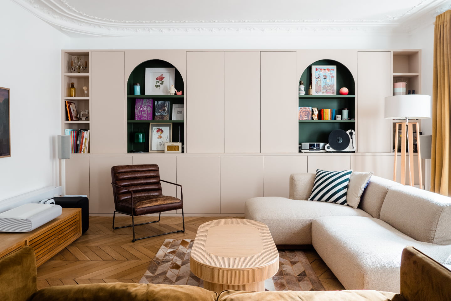 salon avec bibliothèque sur mesure appartement haussmannien Paris salon avec bibliothèque sur mesure appartement haussmannien Paris