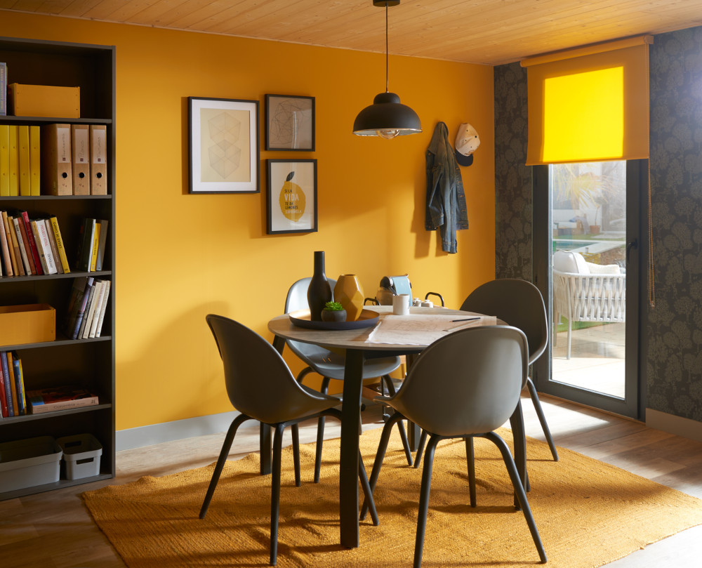 salle à manger mur jaune tiny house