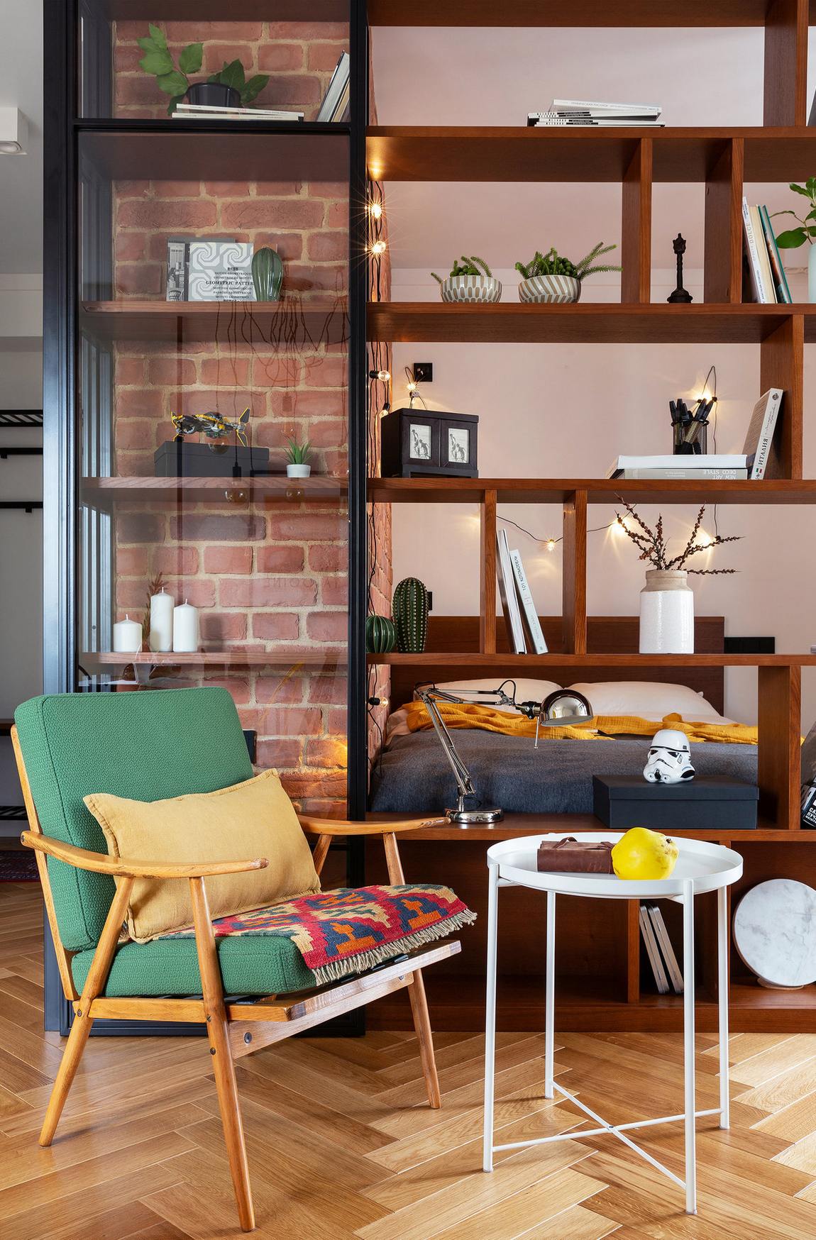 zone chambre derrière bibliothèque studio 33m2 avec réfrigérateur SMEG rétro jaune