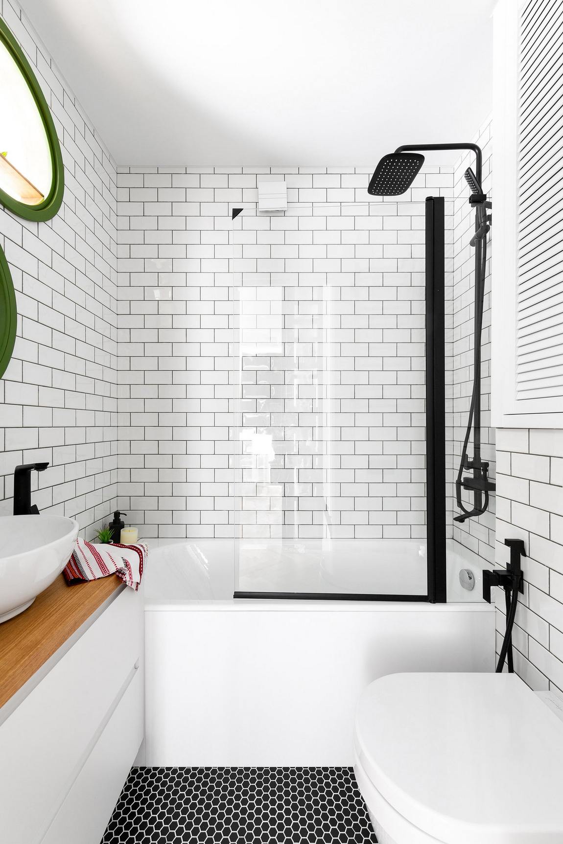 salle de bain blanche bois vert noir studio 33m2 décoration scandinave