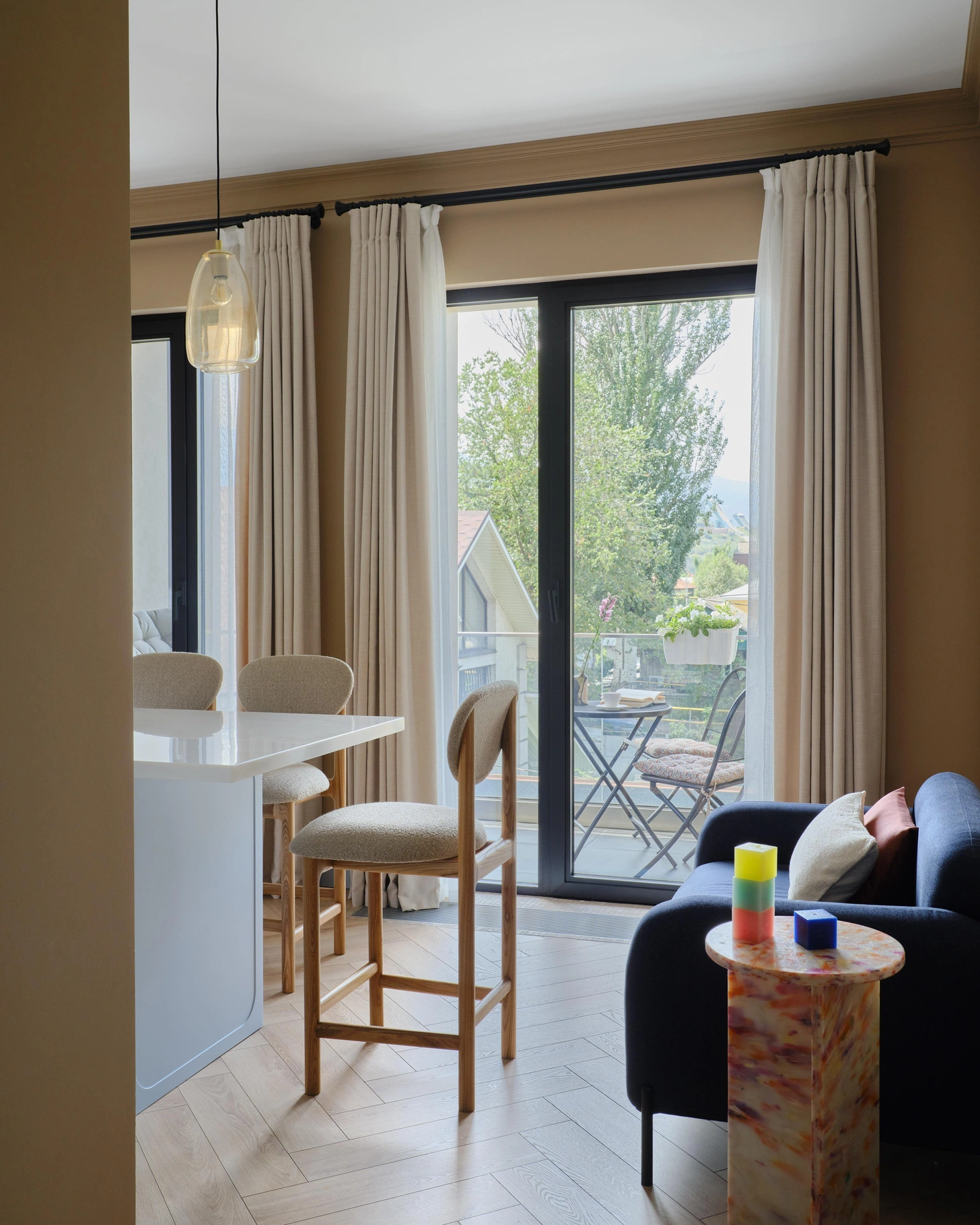 cuisine bleue appartement 100m2 décoration vintage et contemporaine cuisine bleue appartement 100m2 décoration vintage et contemporaine