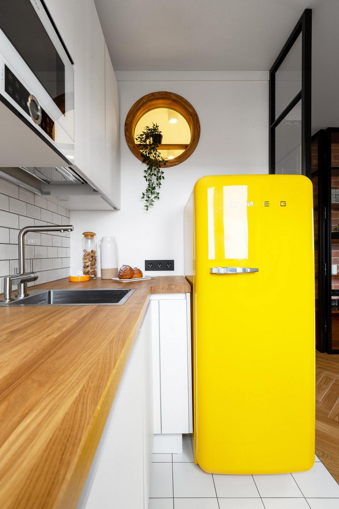 cuisine ouverte studio 33m2 avec réfrigérateur SMEG rétro jaune