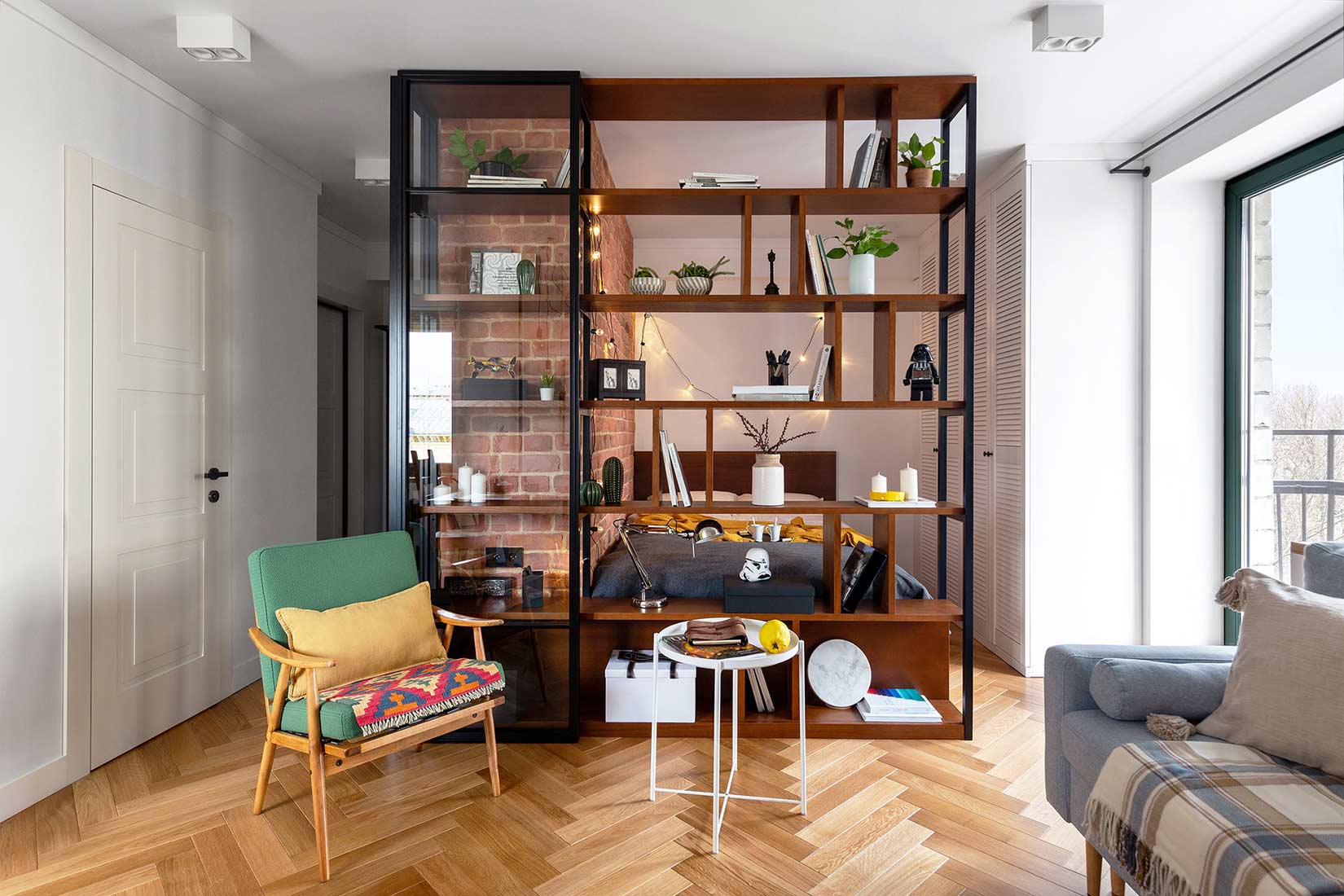 salon et zone chambre derrière bibliothèque studio 33m2 décoration scandinave