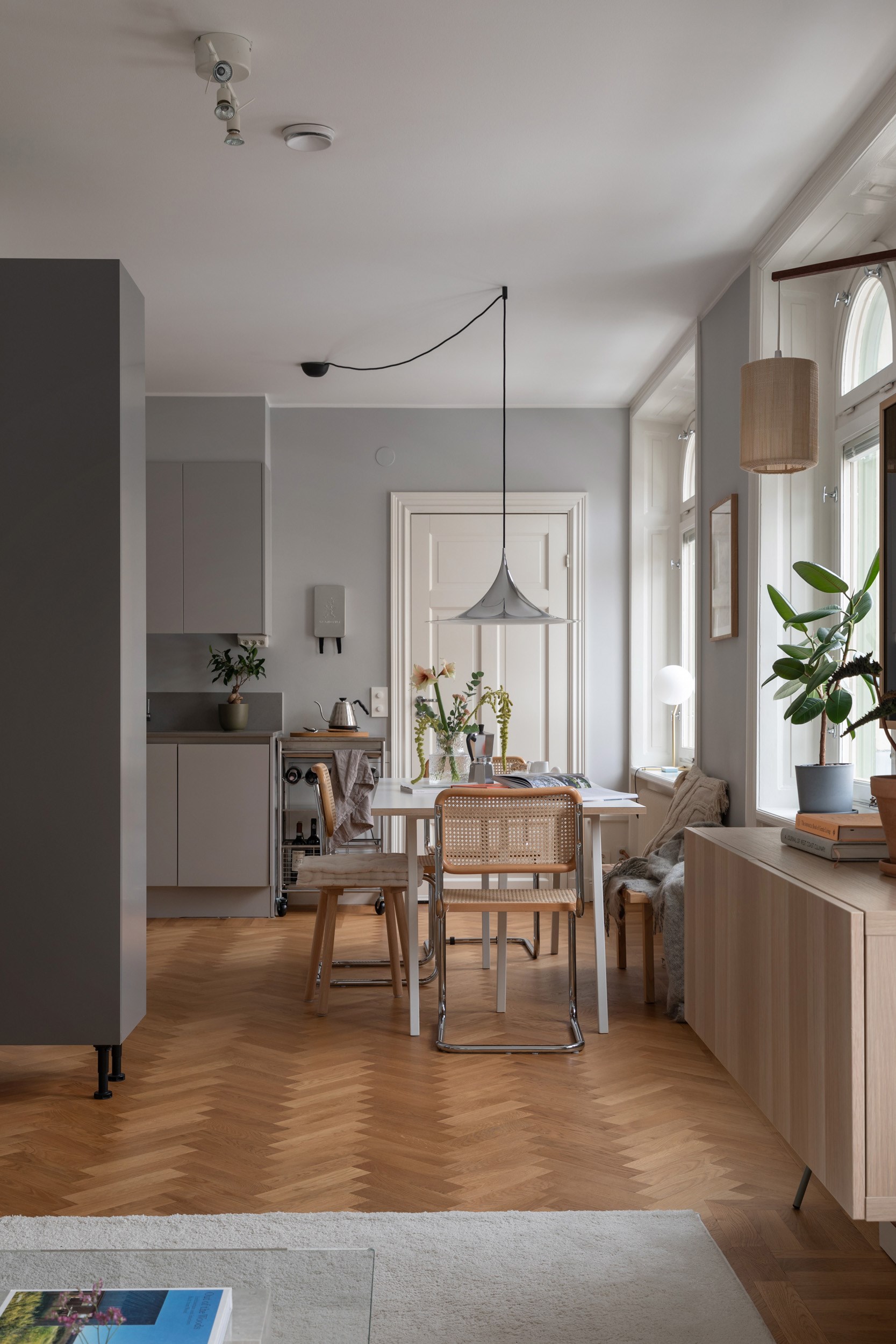 salle à manger et cuisine fenêtres cintrées studio 34m2 dans immeuble ancien décoration scandinave salle à manger et cuisine fenêtres cintrées studio 34m2 dans immeuble ancien décoration scandinave