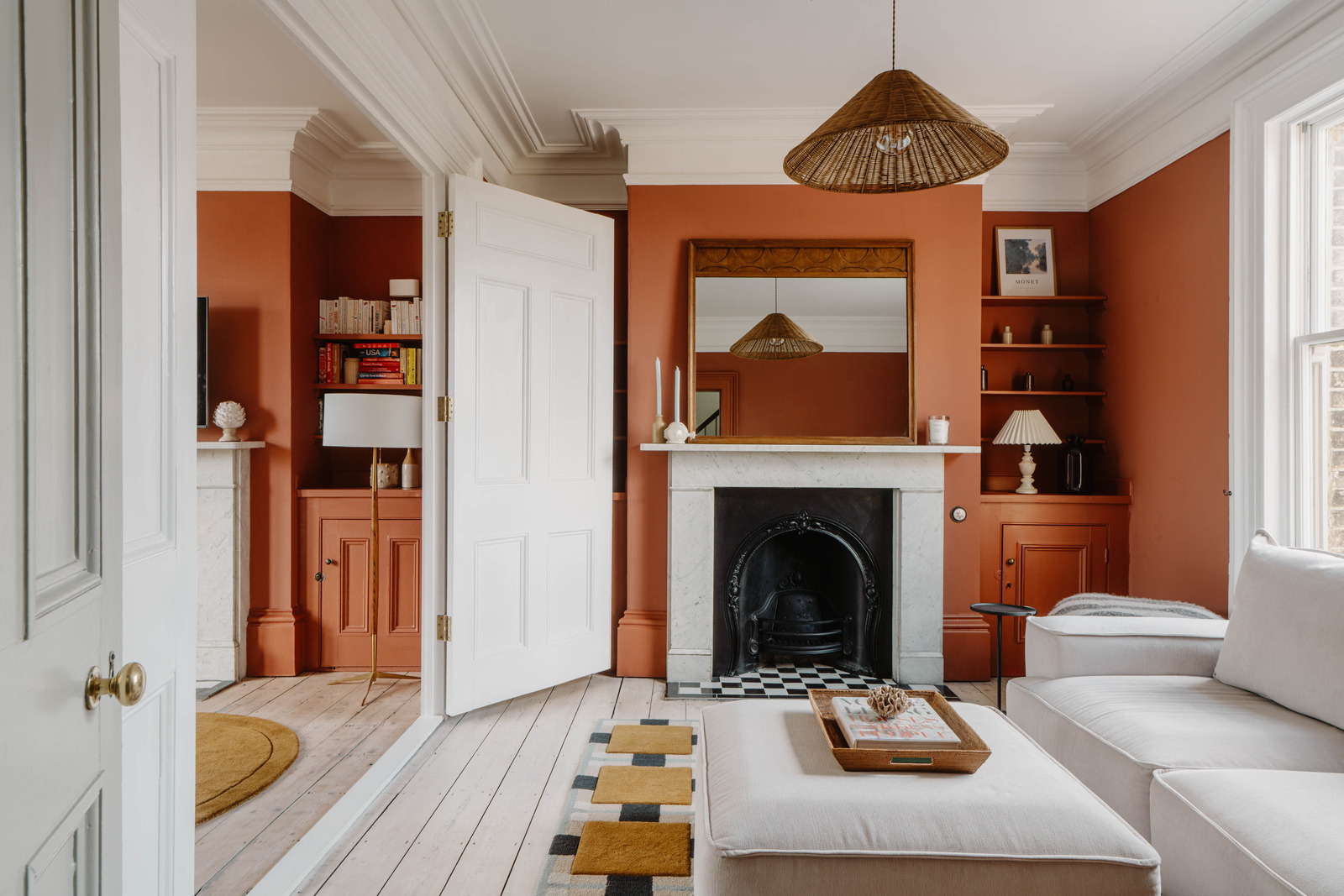 salon avec cheminée murs terracotta plafond moulures décoration contemporaine maison ancienne salon avec cheminée murs terracotta plafond moulures décoration contemporaine maison ancienne