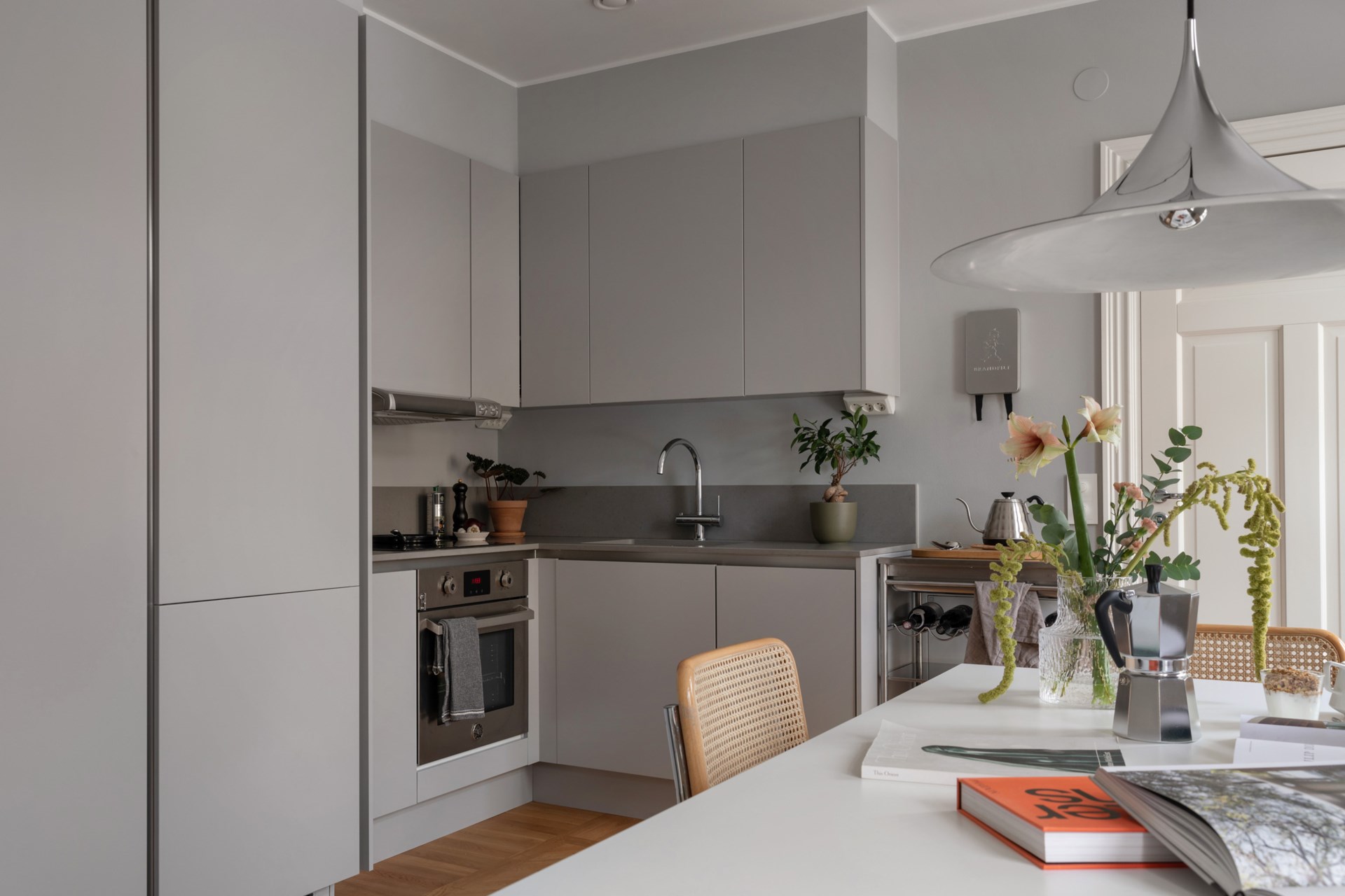 cuisine ouverte en angle design grise et espace repas studio 34m2 dans immeuble ancien décoration scandinave cuisine ouverte en angle design grise et espace repas studio 34m2 dans immeuble ancien décoration scandinave