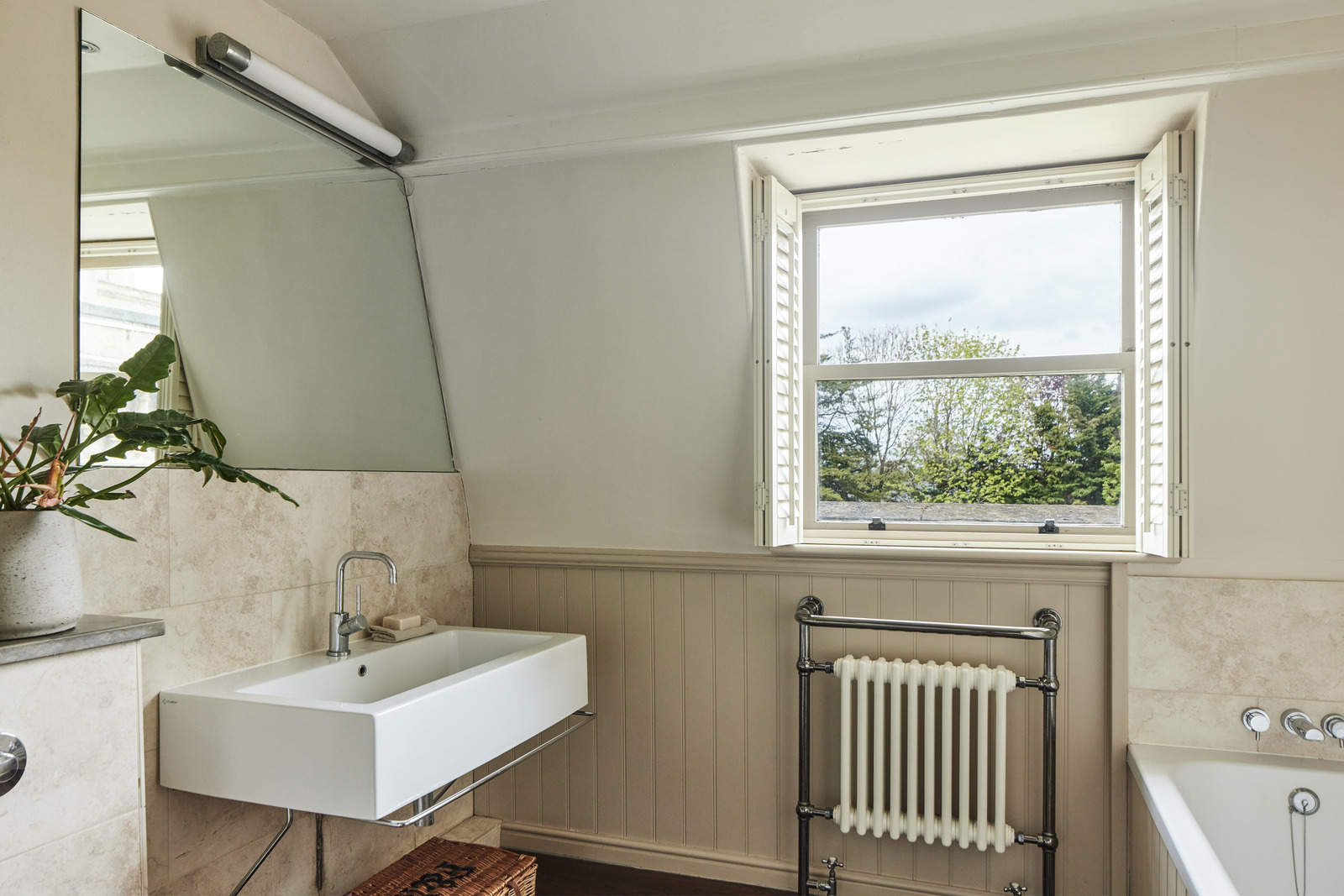 salle de bain vintage avec fenêtre salle de bain vintage avec fenêtre