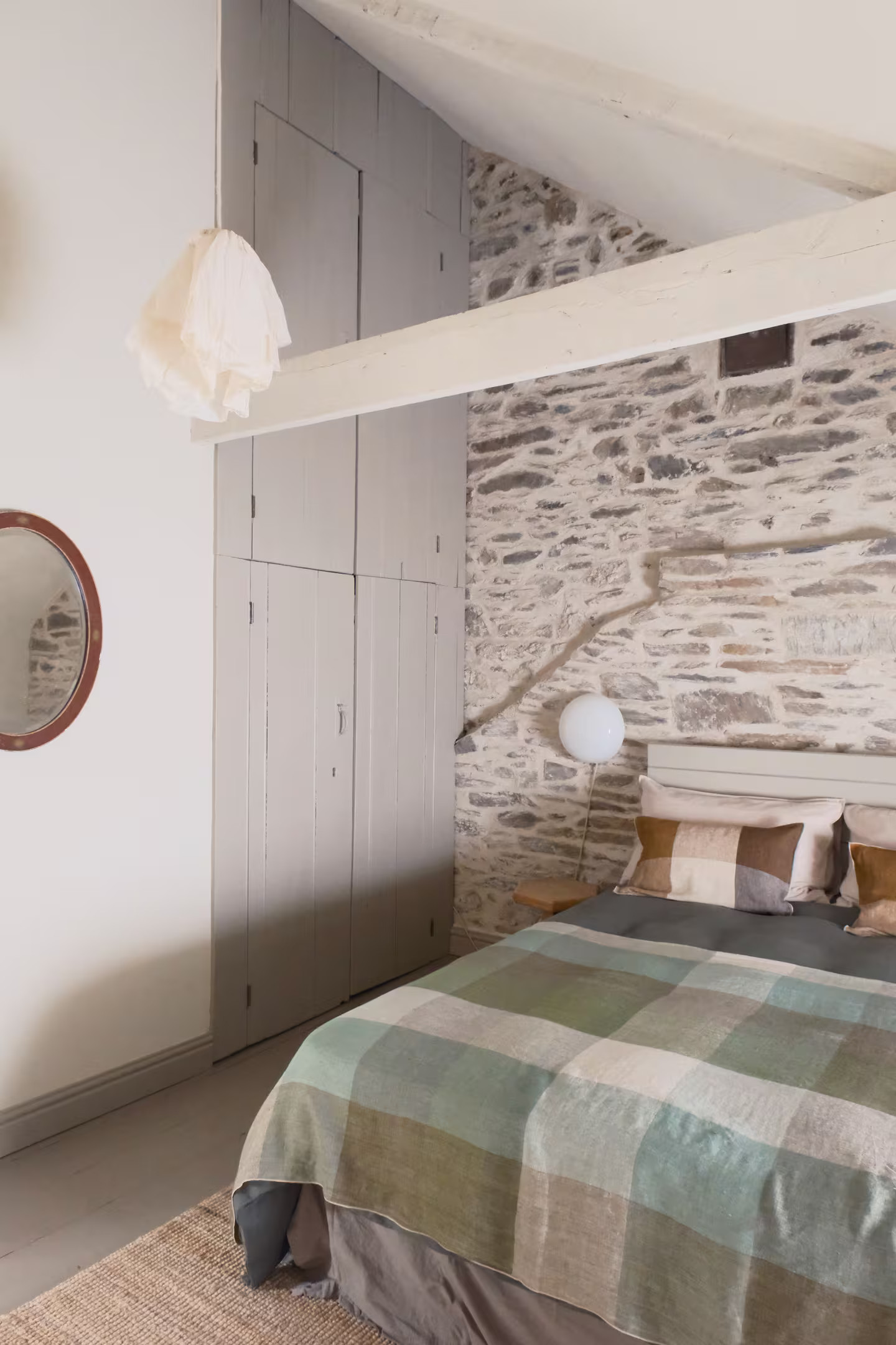 chambre mansardée avec poutres et mur de pierres décoration vintage chambre mansardée avec poutres et mur de pierres décoration vintage
