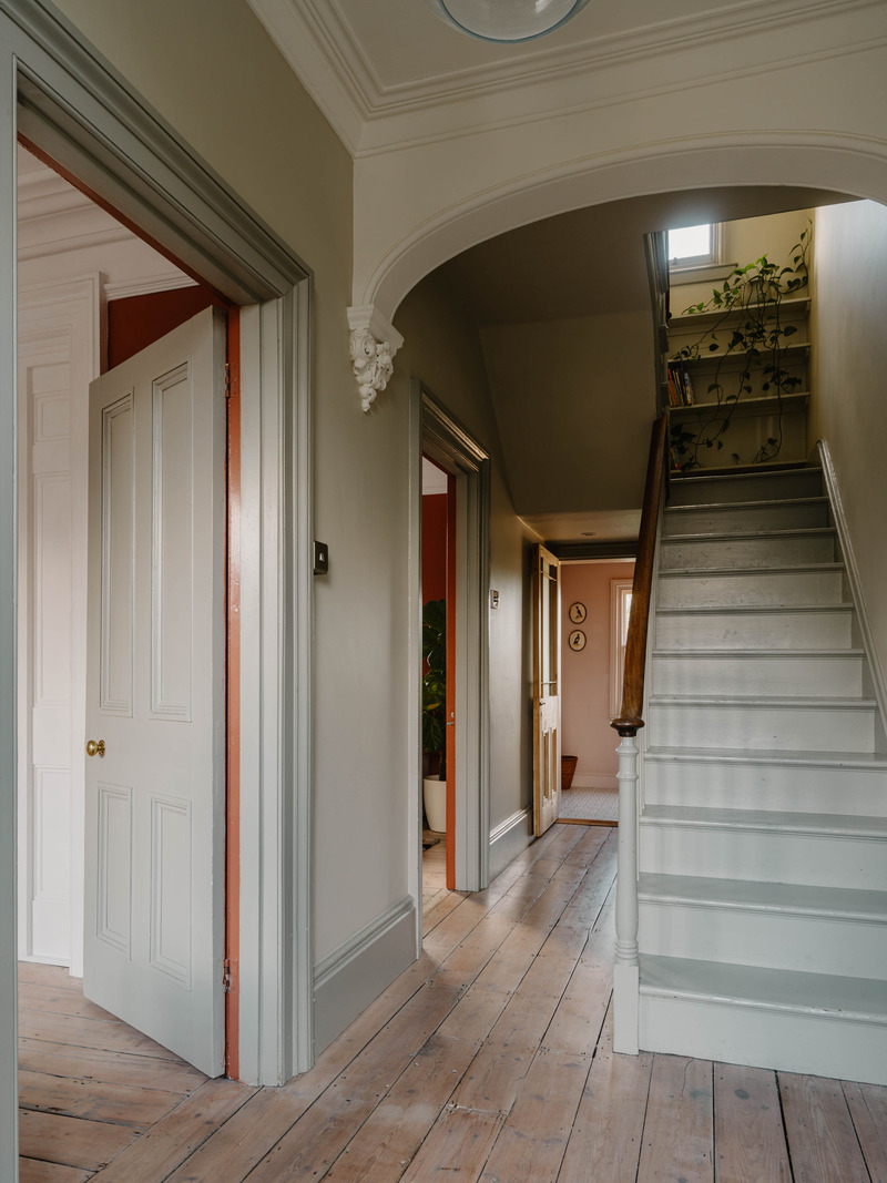 entrée maison anglaise avec escalier gris et arche entrée maison anglaise avec escalier gris et arche