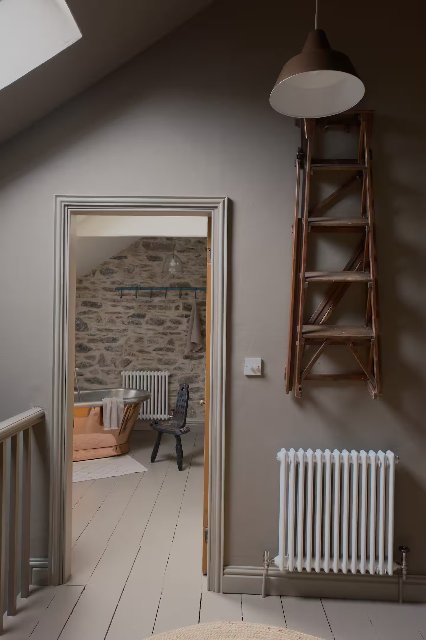 chambre mansardée avec poutres et mur de pierres décoration vintage chambre mansardée avec poutres et mur de pierres décoration vintage