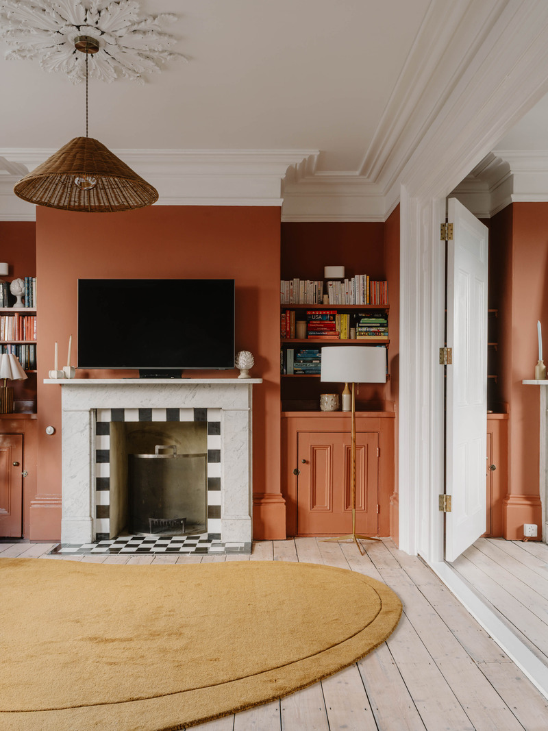 salon avec cheminée murs terracotta plafond moulures décoration contemporaine maison ancienne salon avec cheminée murs terracotta plafond moulures décoration contemporaine maison ancienne