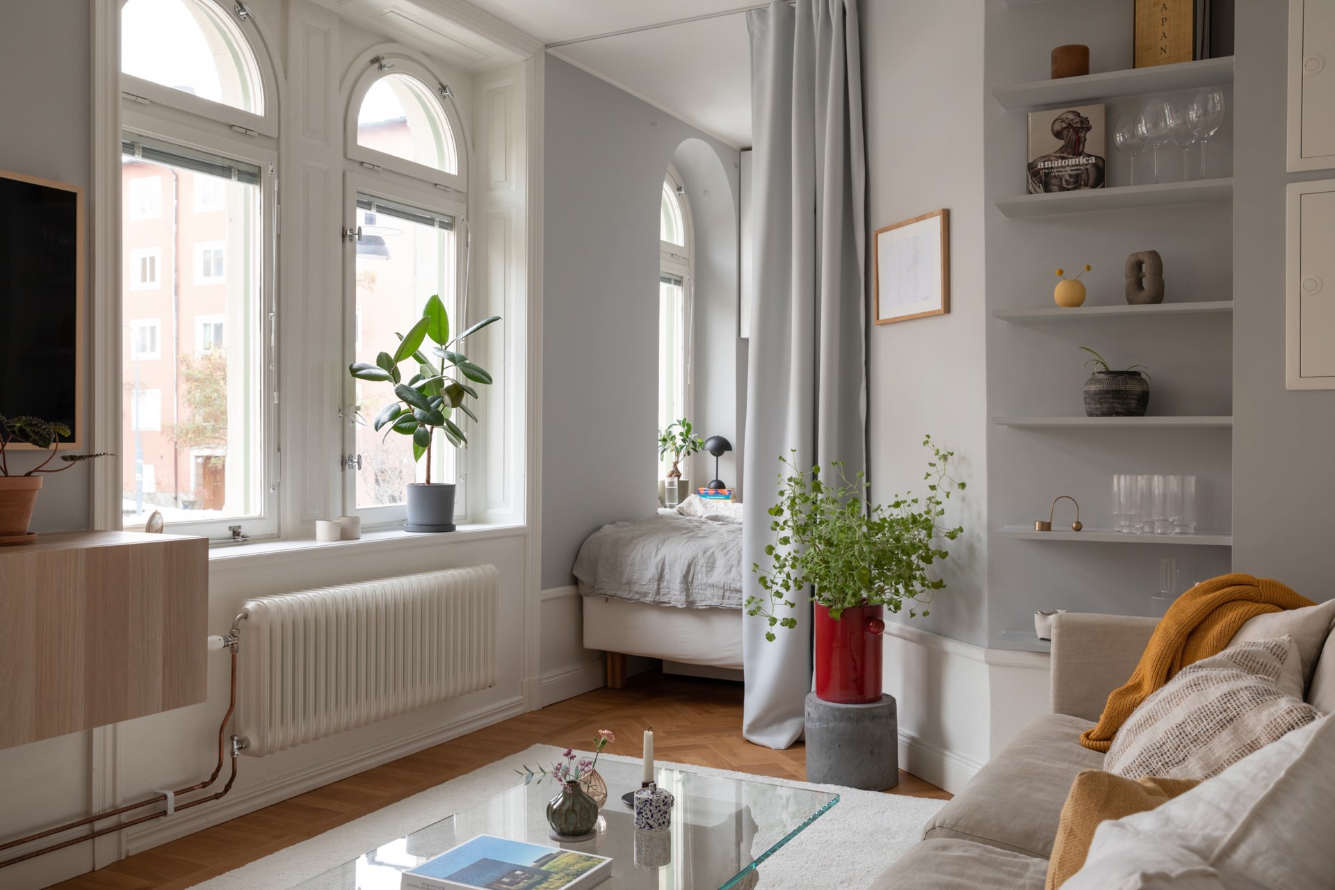 salon et chambre fenêtres cintrées murs gris studio 34m2 dans immeuble ancien décoration scandinave salon et chambre fenêtres cintrées murs gris studio 34m2 dans immeuble ancien décoration scandinave
