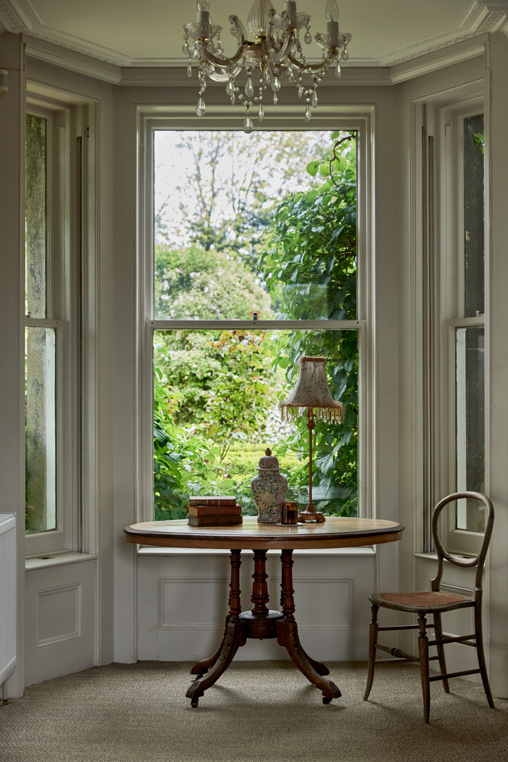 salon avec bow-window maison anglaise décoration classique chic salon avec bow-window maison anglaise décoration classique chic