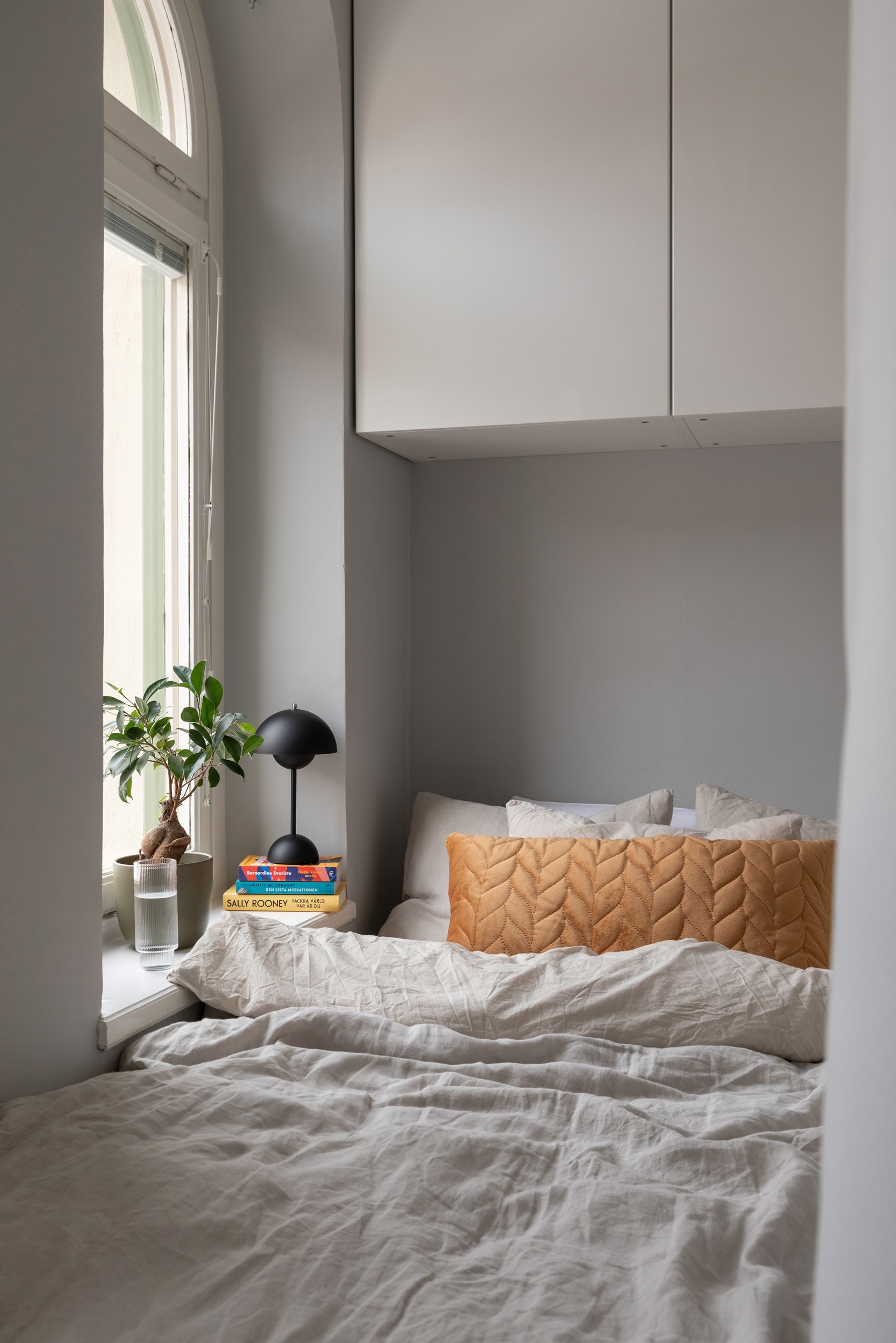 chambre alcôve fenêtre cintrée studio 34m2 dans immeuble ancien décoration scandinave chambre alcôve fenêtre cintrée studio 34m2 dans immeuble ancien décoration scandinave