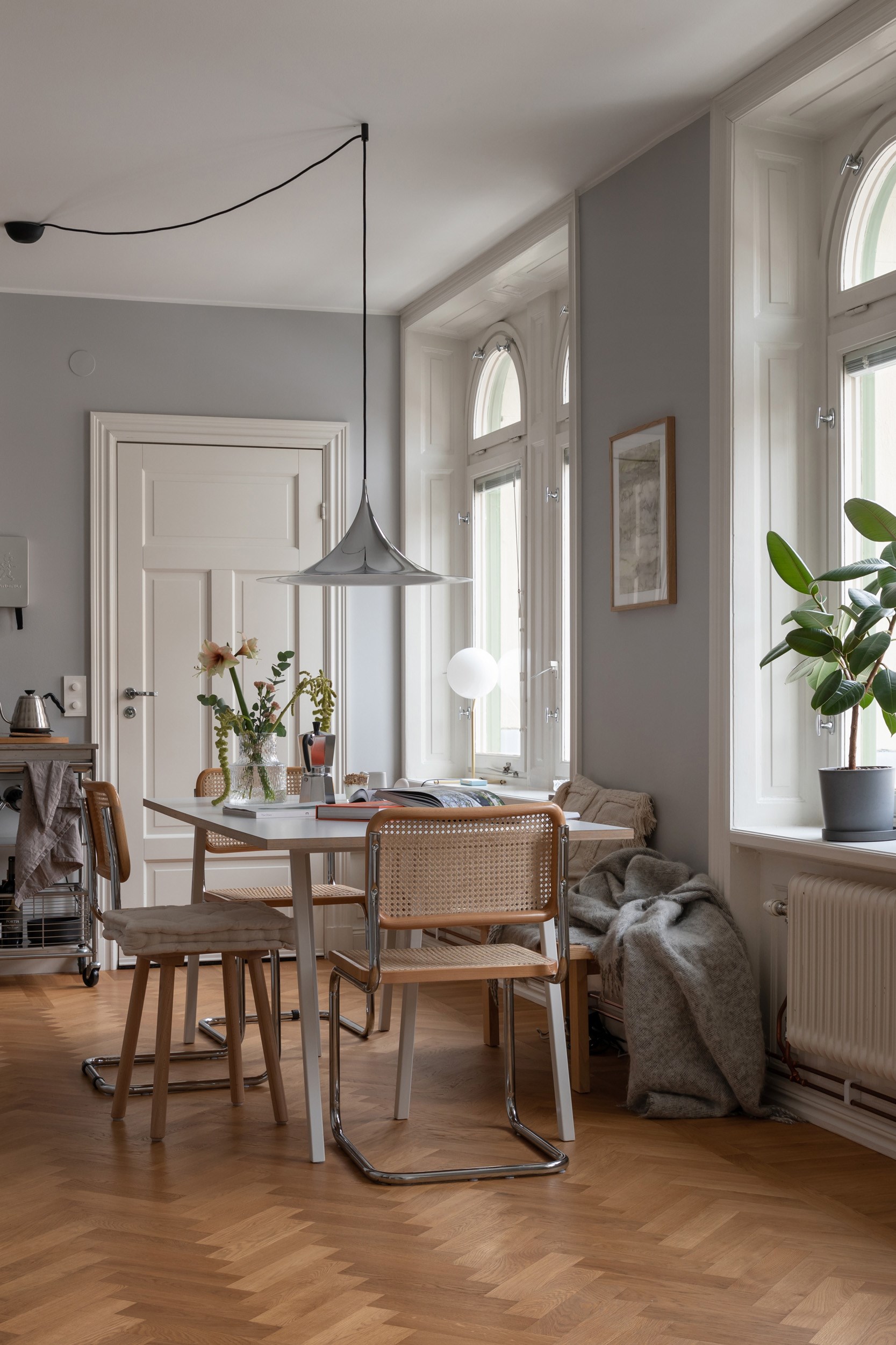 salle à manger murs gris fenêtres cintrées studio 34m2 dans immeuble ancien décoration scandinave salle à manger murs gris fenêtres cintrées studio 34m2 dans immeuble ancien décoration scandinave