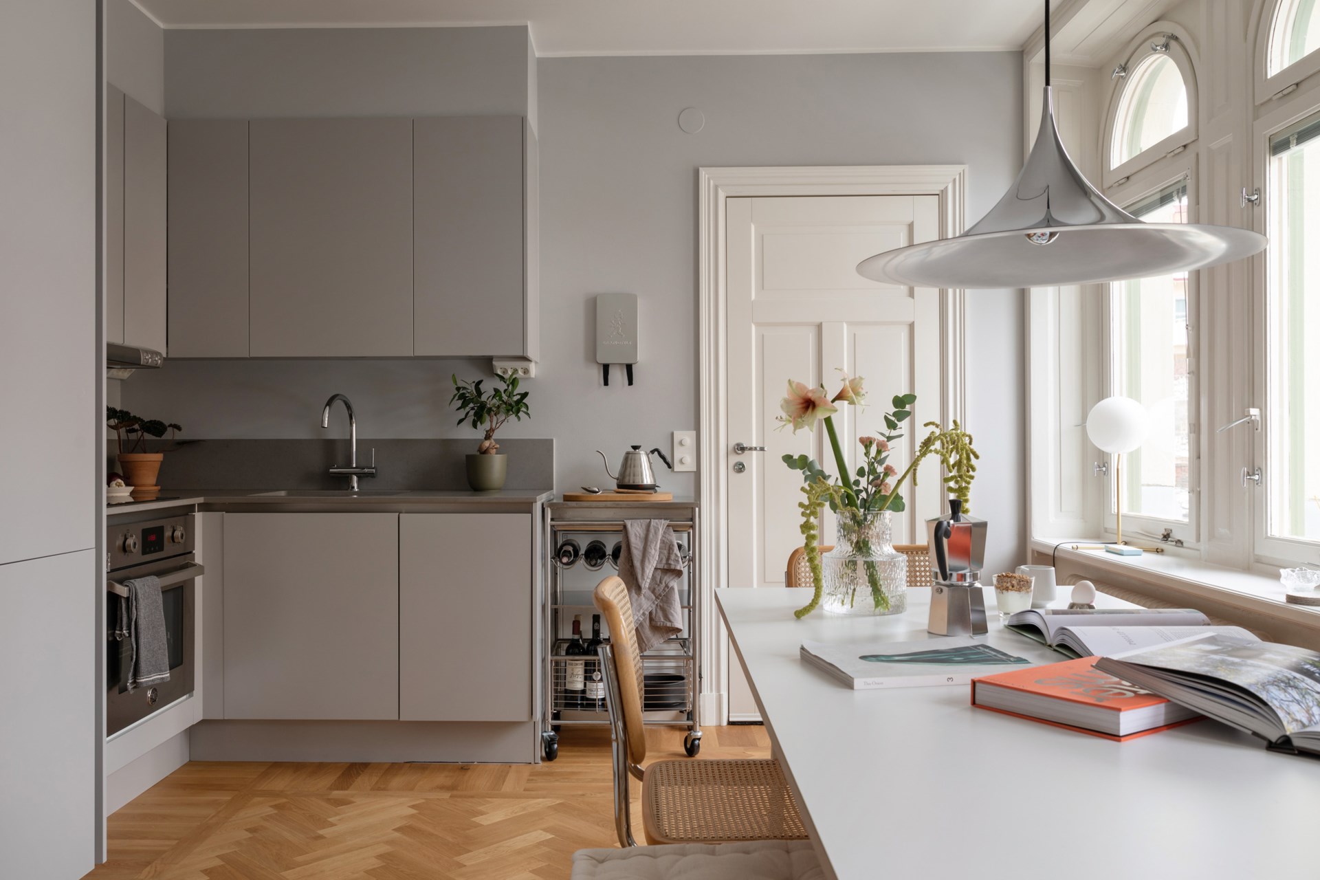cuisine ouverte design grise et salle à manger studio 34m2 dans immeuble ancien décoration scandinave cuisine ouverte design grise et salle à manger studio 34m2 dans immeuble ancien décoration scandinave