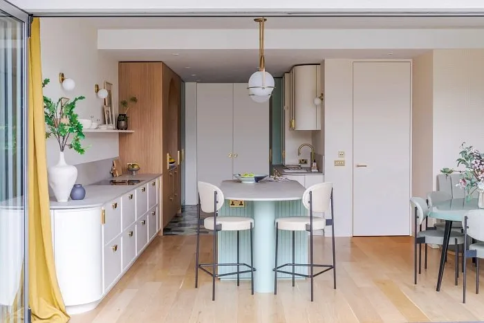 Une cuisine Art Déco moderne et familiale à Notting Hill