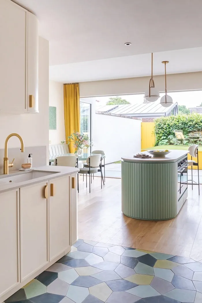 cuisine Art Déco moderne et familiale décoration colorée maison Londres Notting Hill