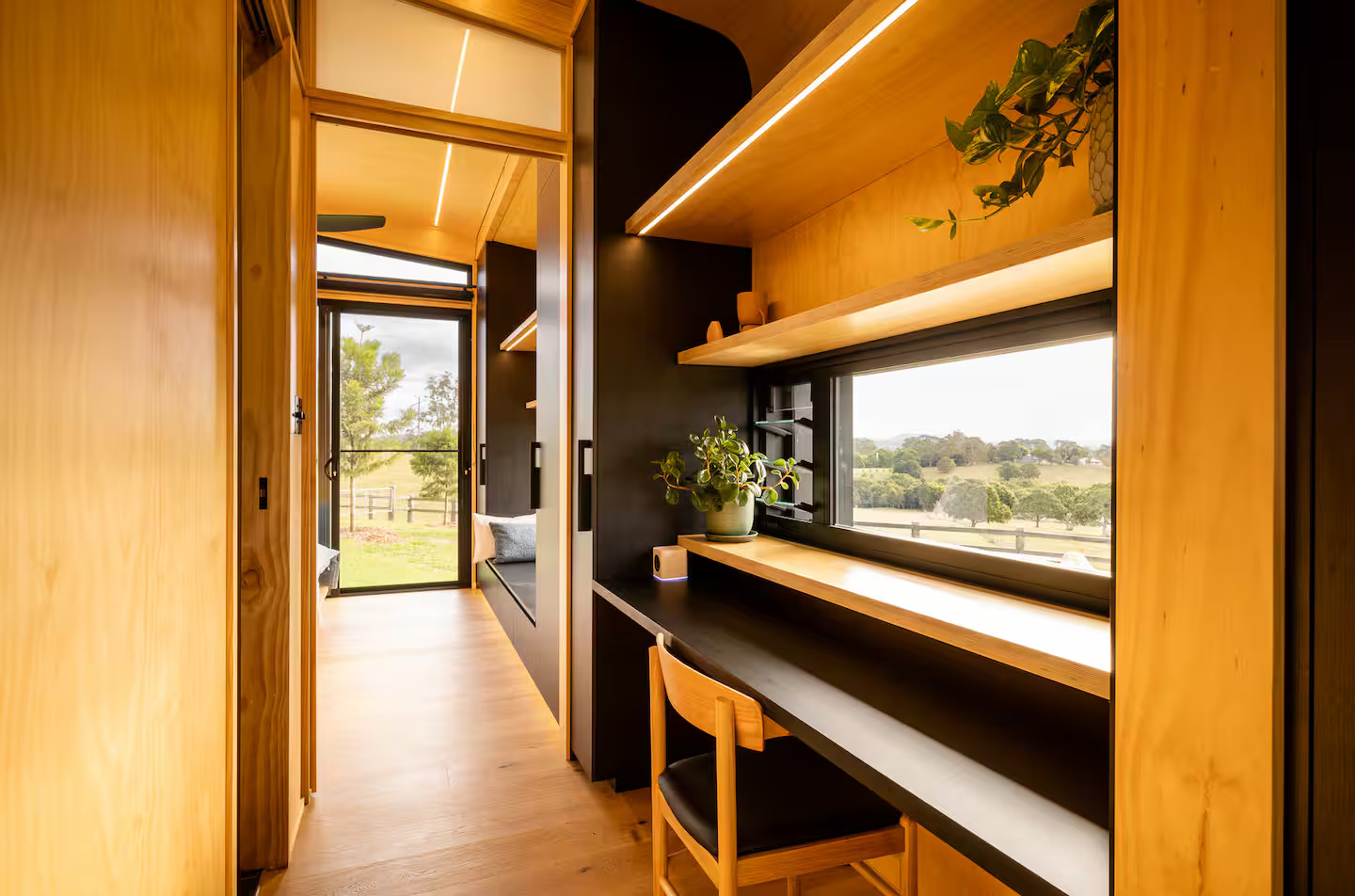 couloir avec espace bureau et picture widow Kurui Cabin