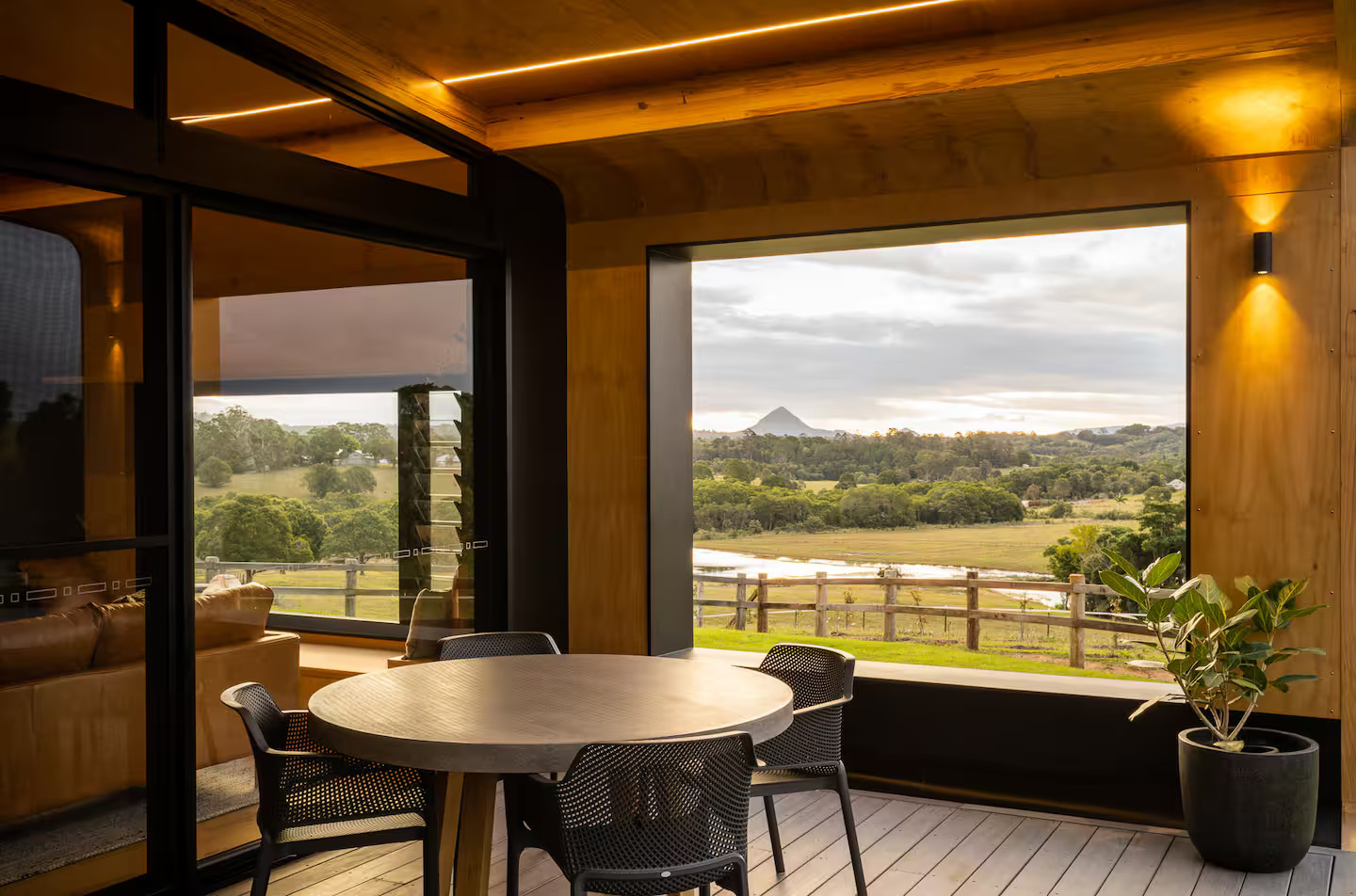 salle à manger avec baie vitrée Kurui Cabin