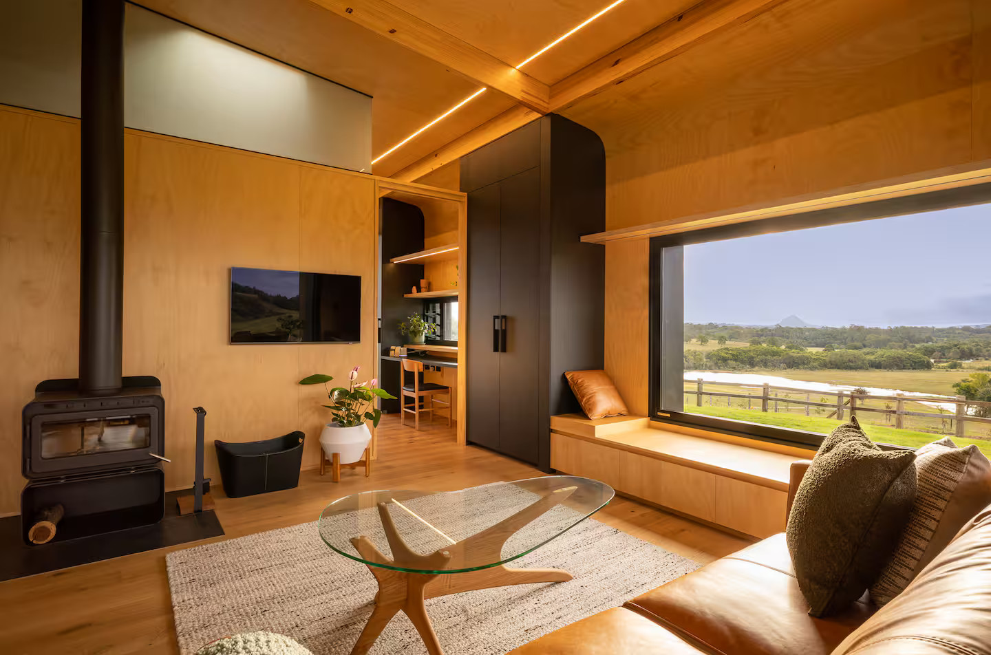 salon décoration contemporaine avec poêle et picture widow Kurui Cabin