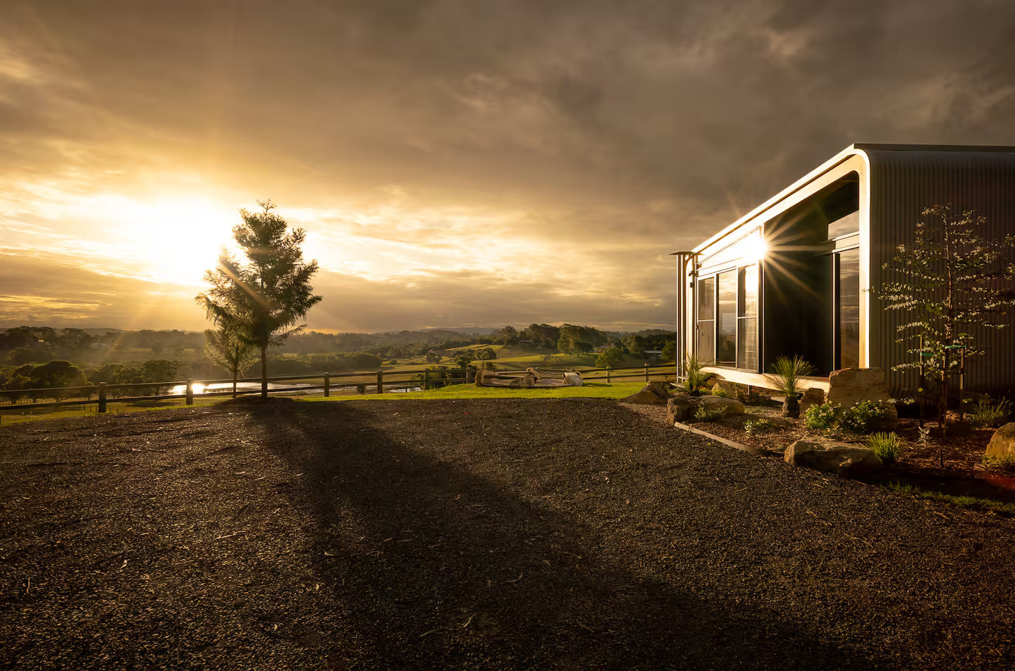maison préfabriquée à l'architecture futuriste Kurui Cabin