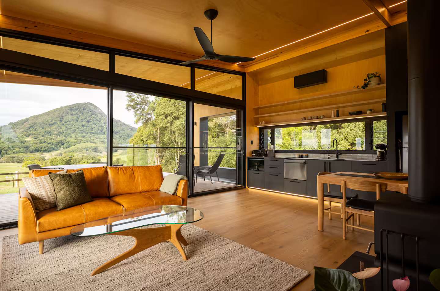 salon avec cuisine ouverte maison préfabriquée à l'architecture futuriste Kurui Cabin