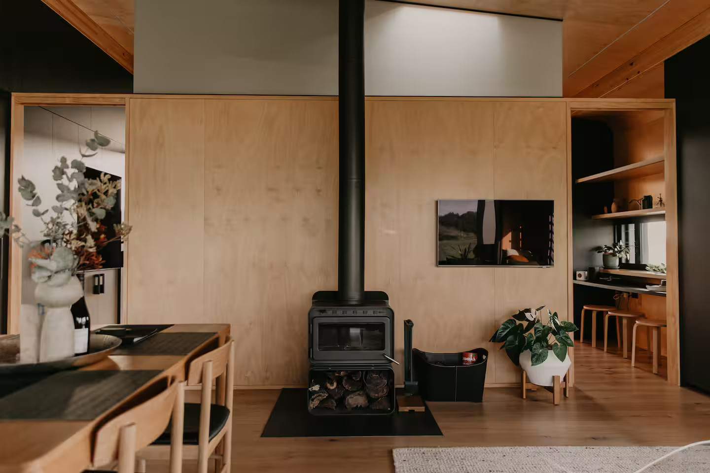 salon décoration contemporaine avec poêle et picture widow Kurui Cabin
