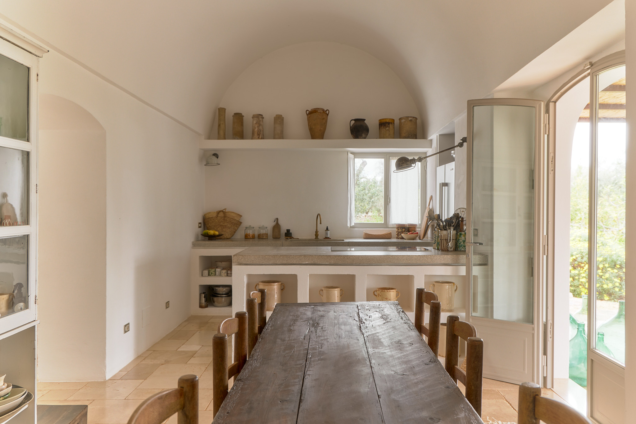 cuisine maçonnée décoration naturelle et rustique chic maison dans les Pouilles Villa Castelluccio